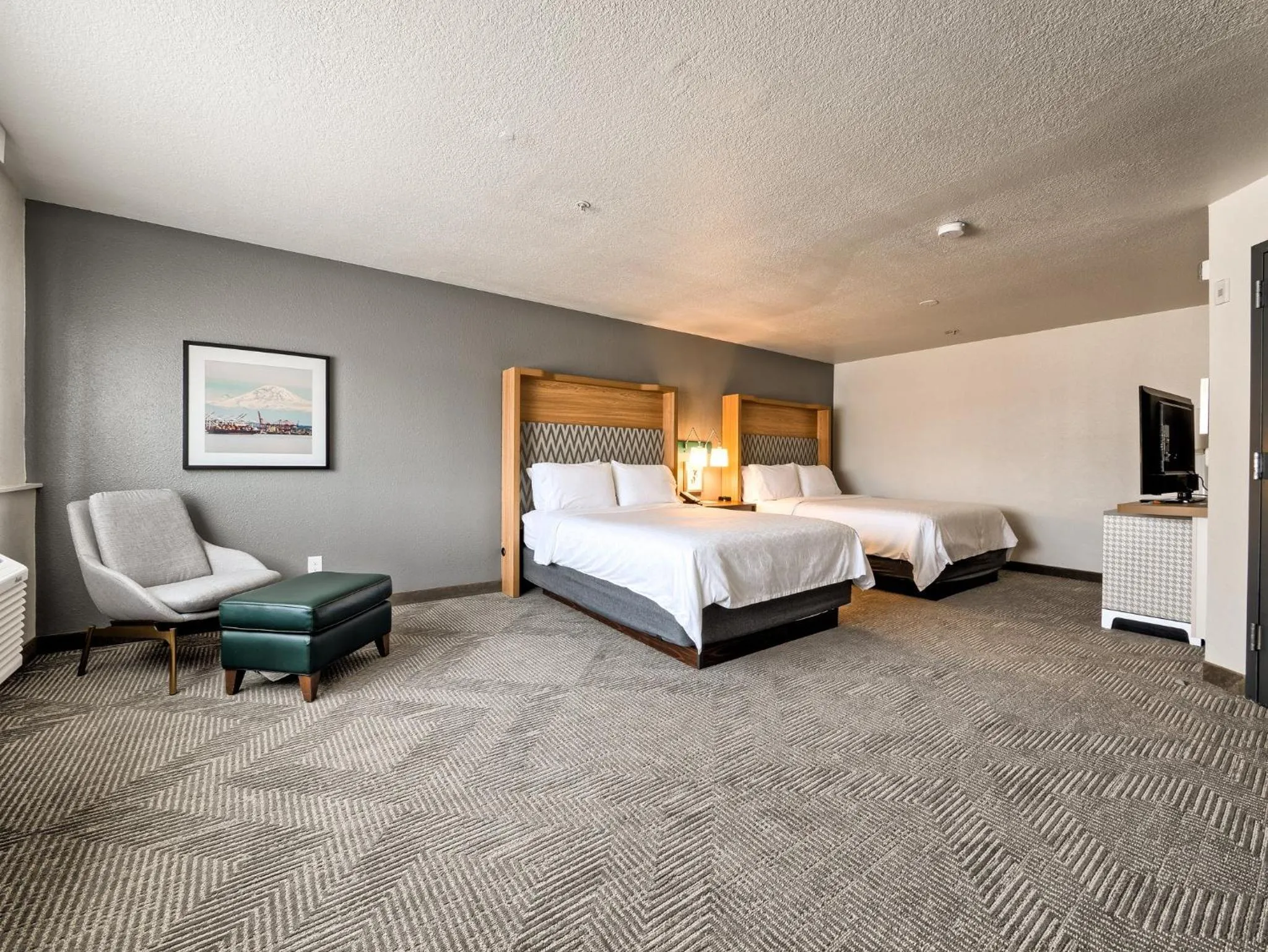 Photo of the whole room, Bed in Holiday Inn Tacoma Mall by IHG