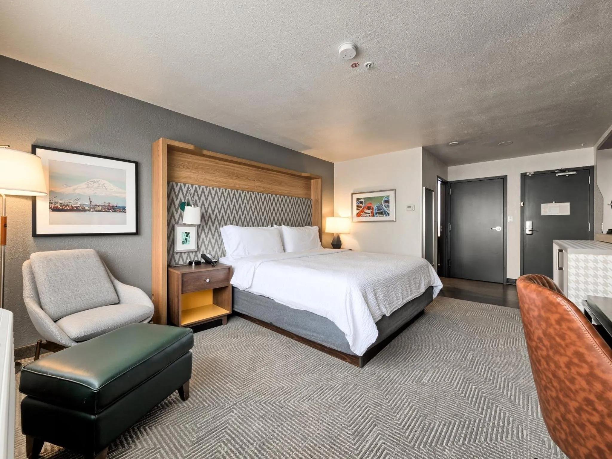 Photo of the whole room, Bed in Holiday Inn Tacoma Mall by IHG