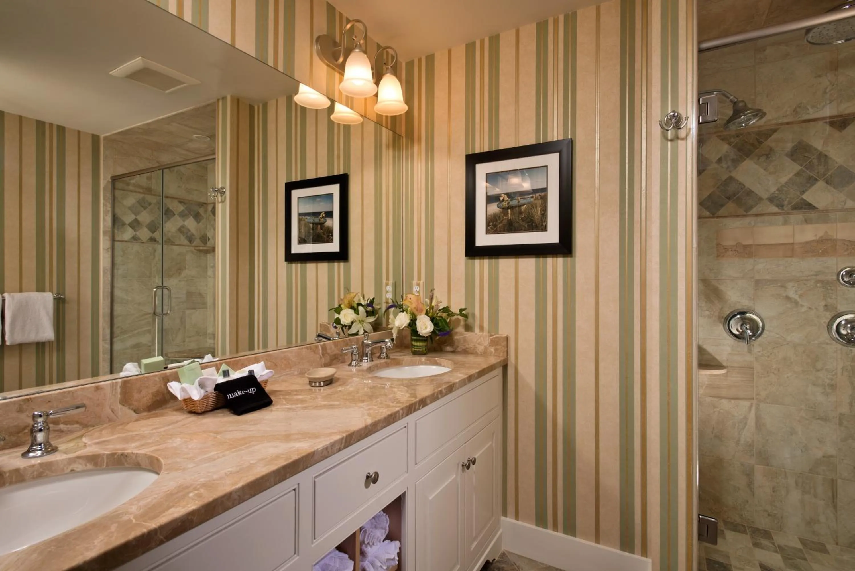 Deluxe Quadruple Room in The Winstead Inn