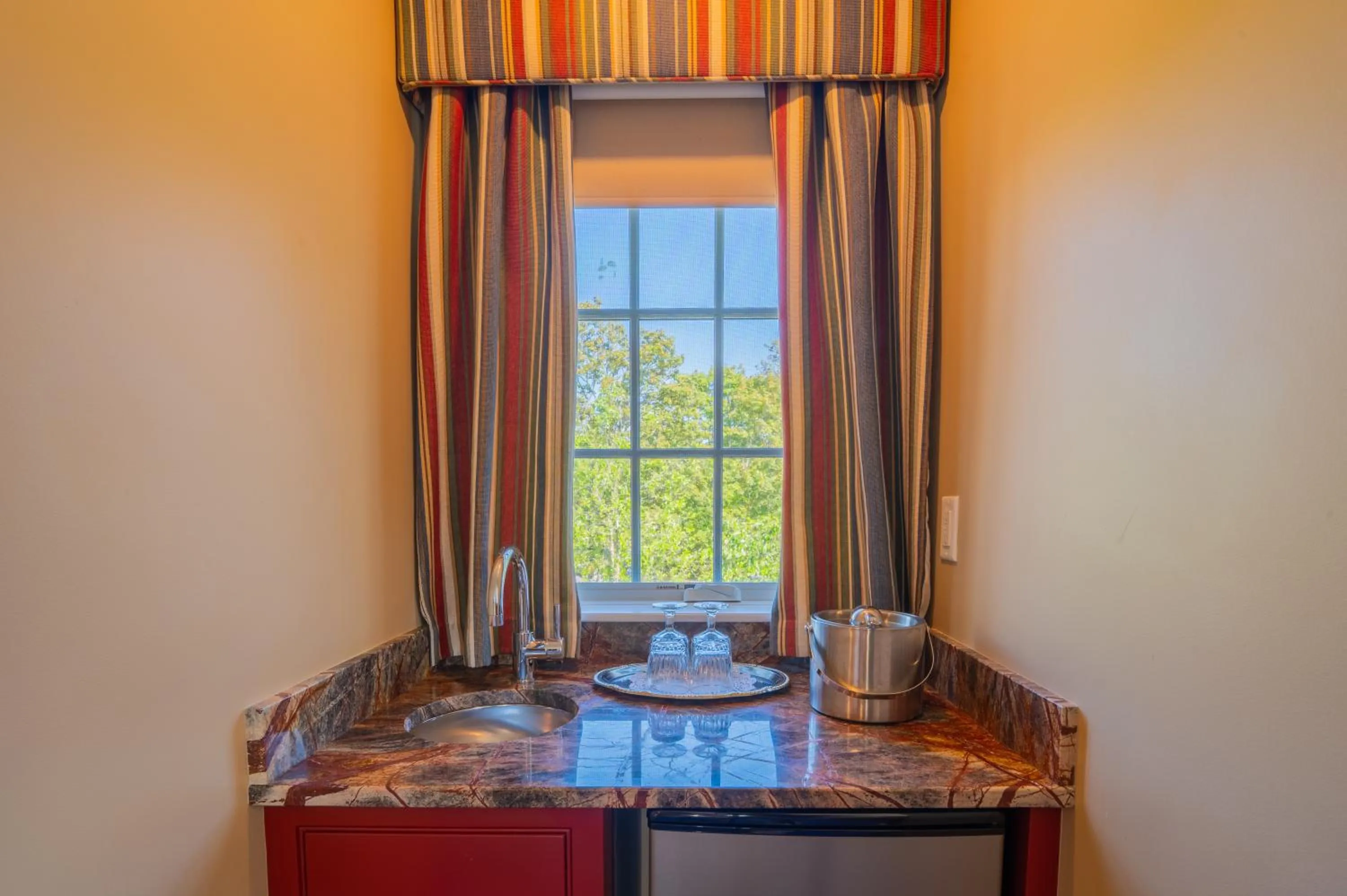 Kitchen or kitchenette in The Winstead Inn
