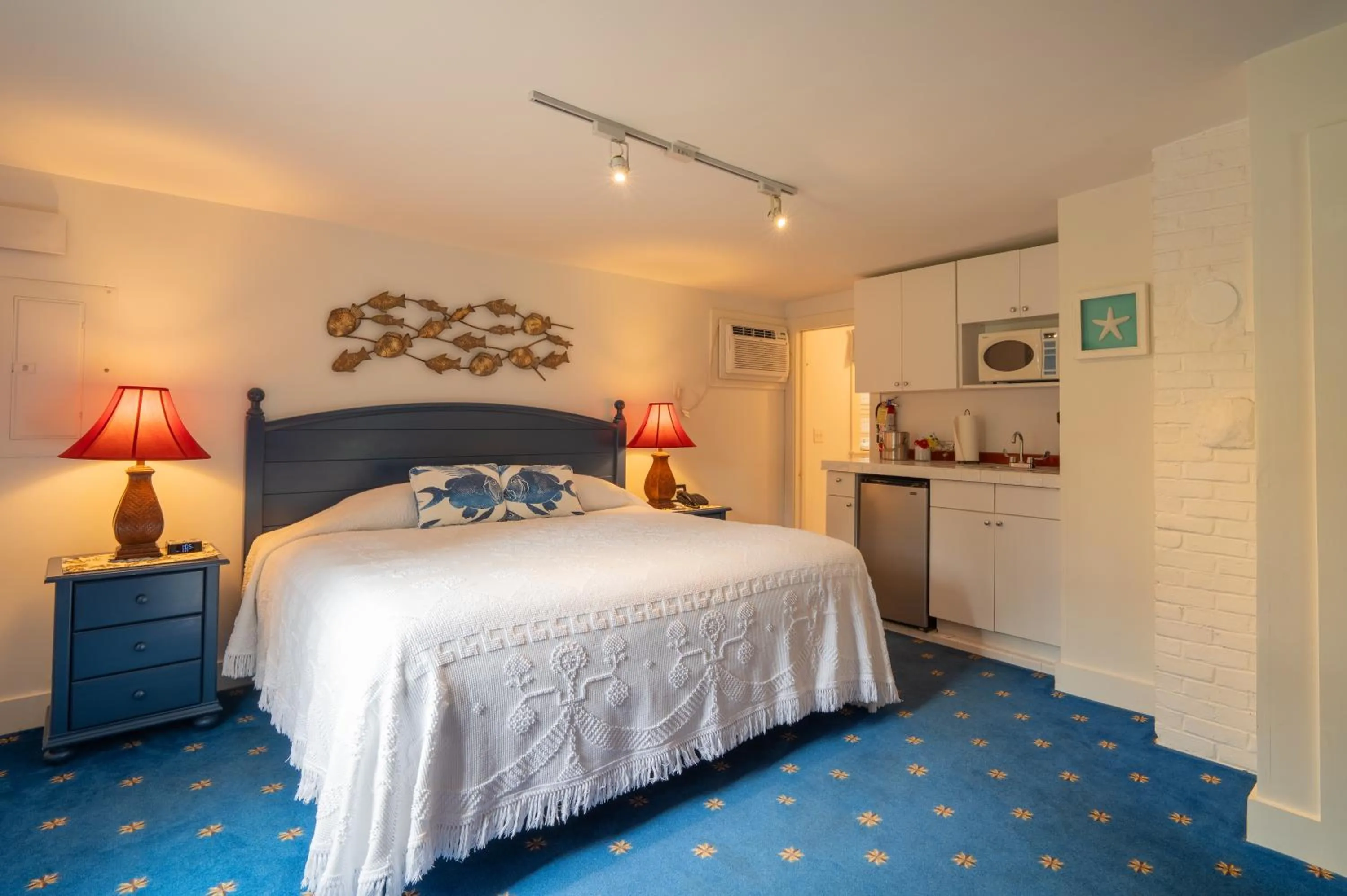 Photo of the whole room, Bed in The Winstead Inn