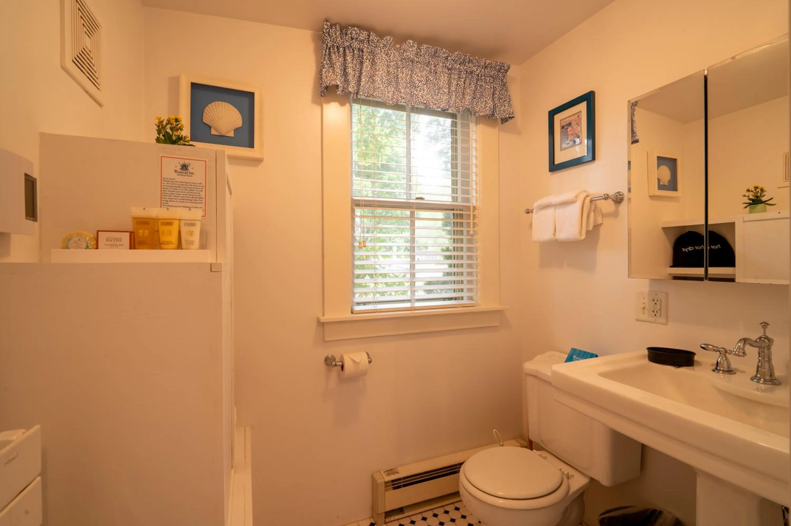 Toilet in The Winstead Inn