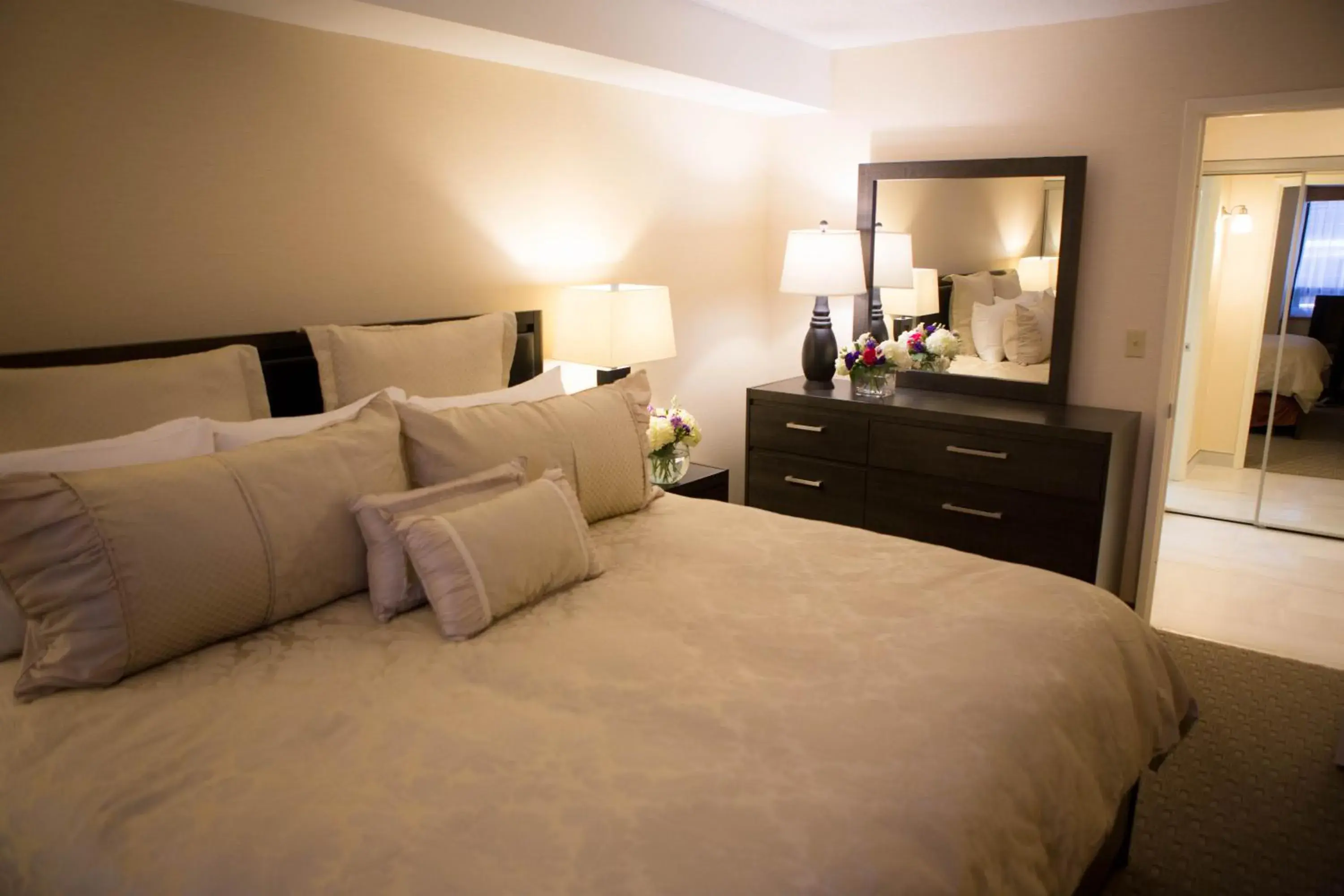 Bed in Cartier Place Suite Hotel Bed in Cartier Place Suite Hotel