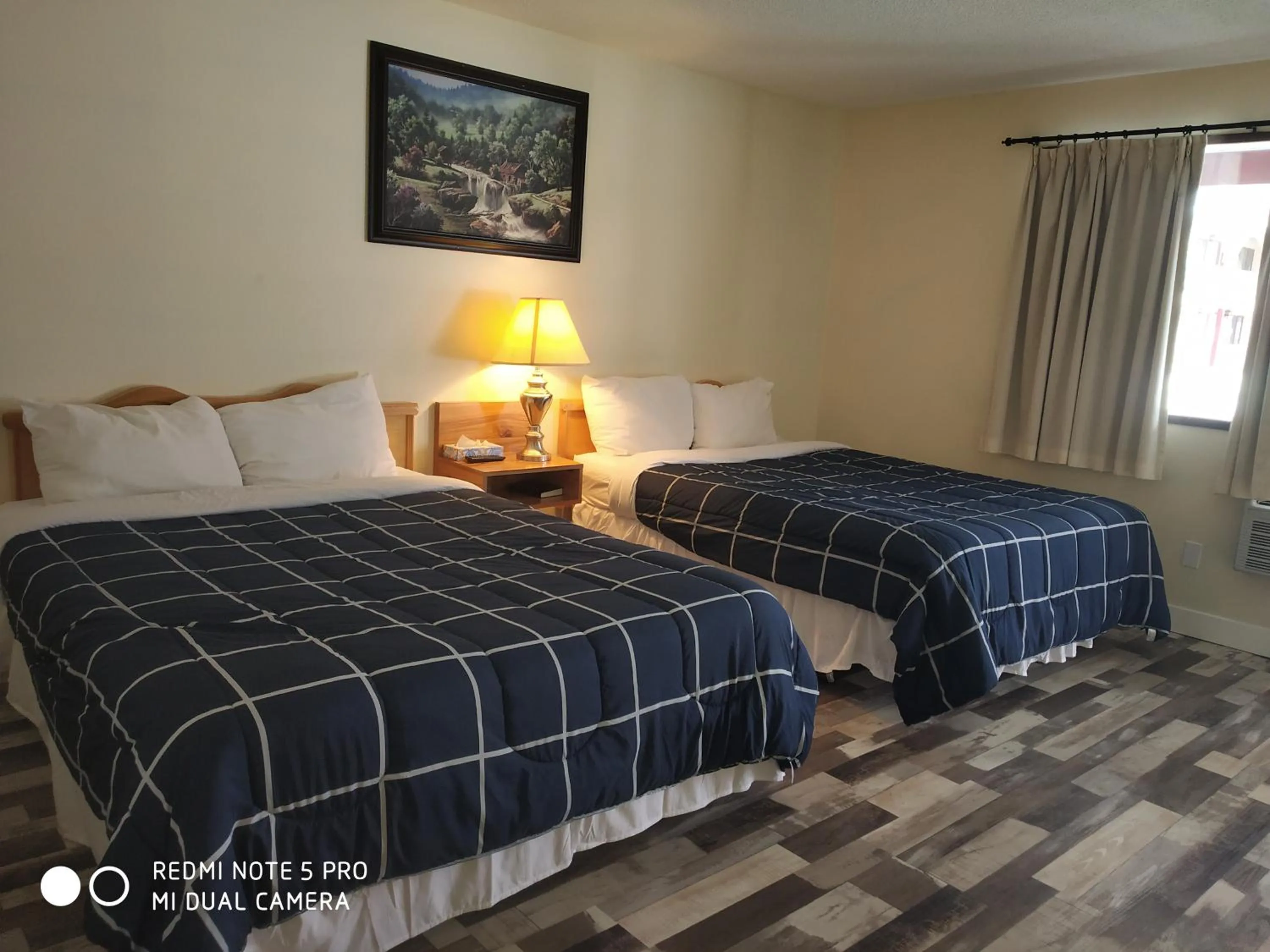 Bed in Pleasant Valley Motel Houston