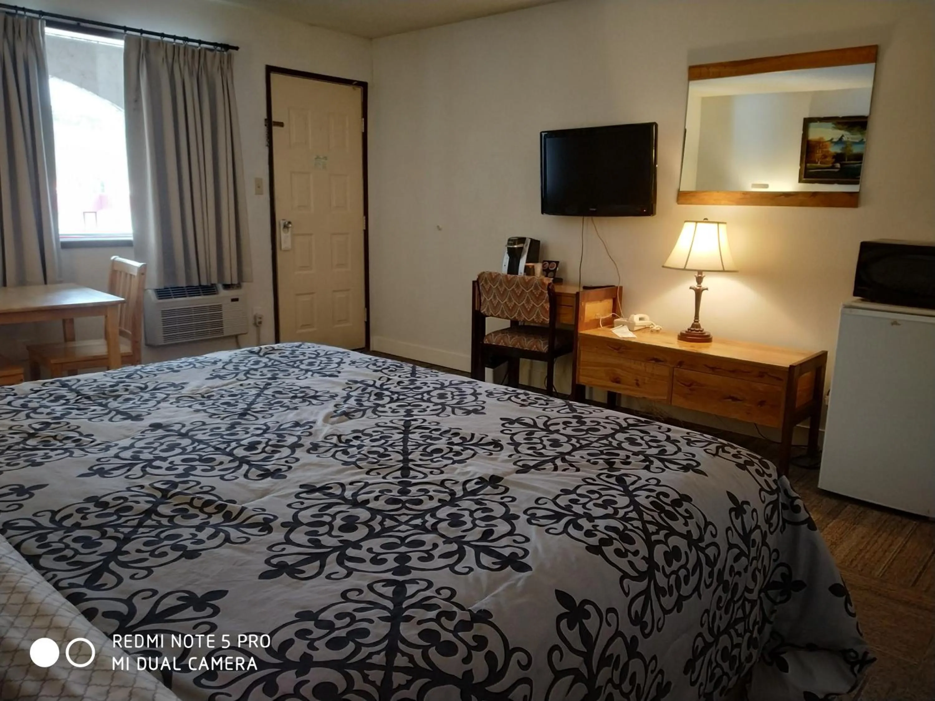 TV and multimedia, Bed in Pleasant Valley Motel Houston