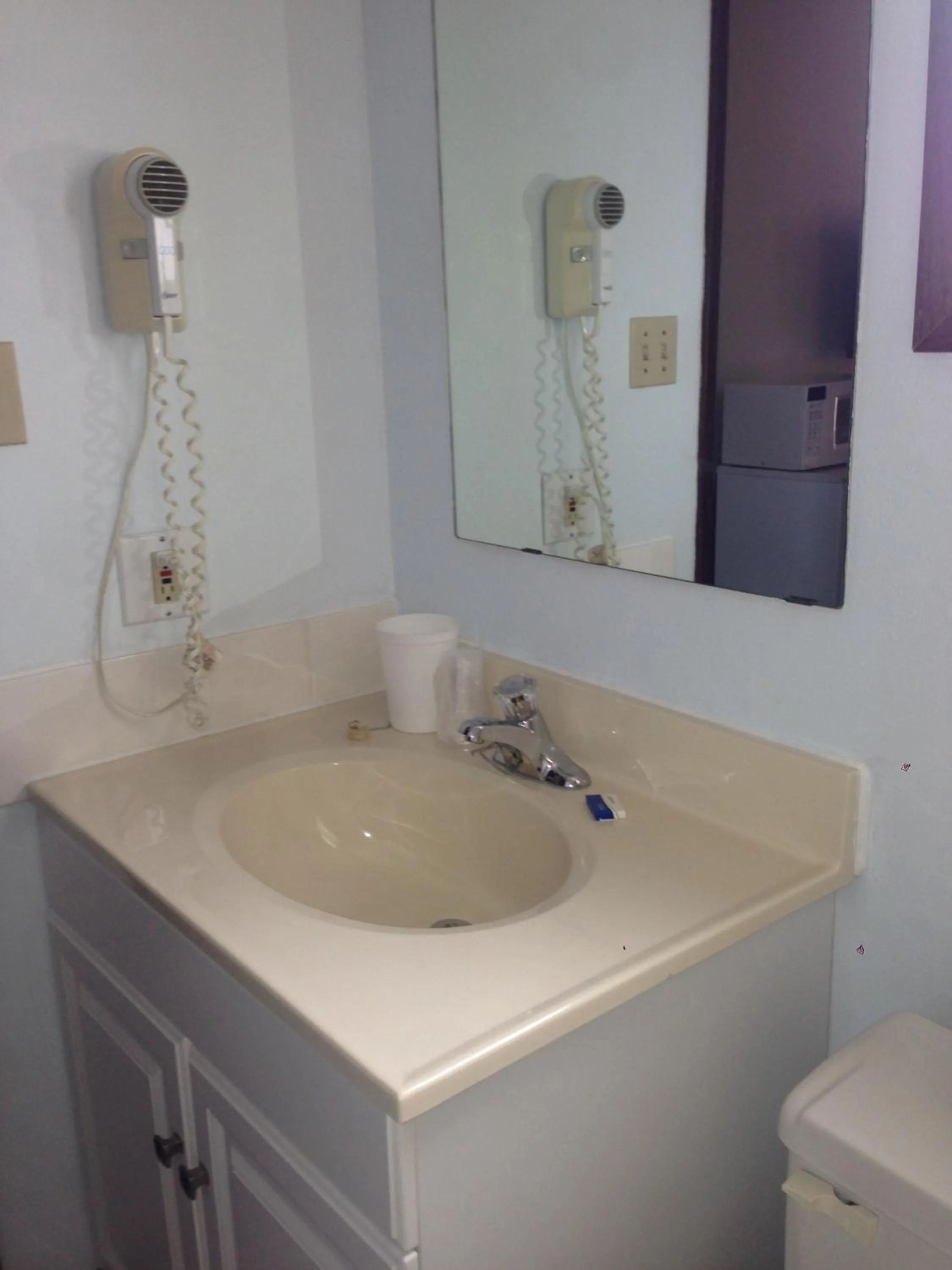 Bathroom in Pleasant Valley Motel Houston