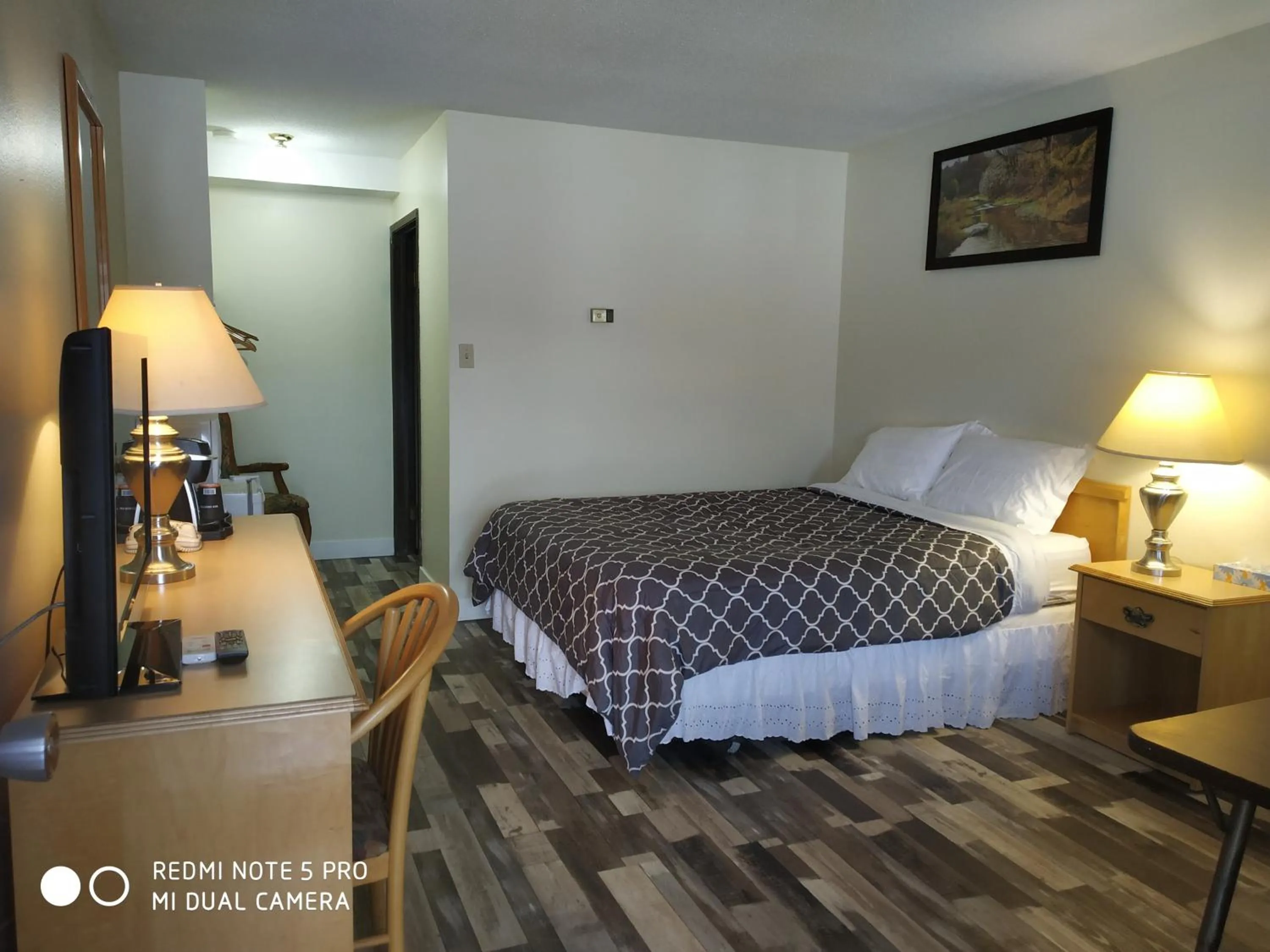 TV and multimedia, Bed in Pleasant Valley Motel Houston