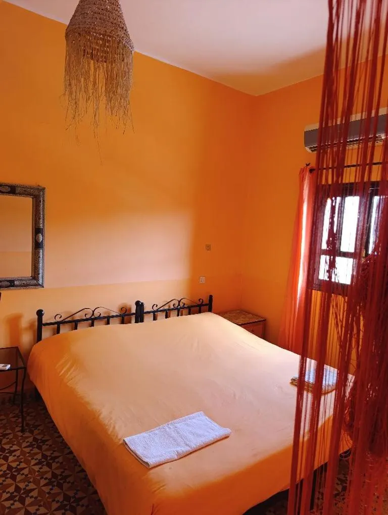 Bedroom, Bed in Auberge Restaurant le Safran