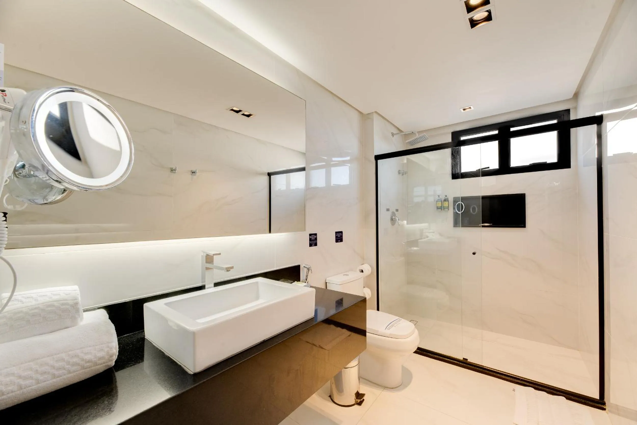 Toilet in Meridiano Hotel