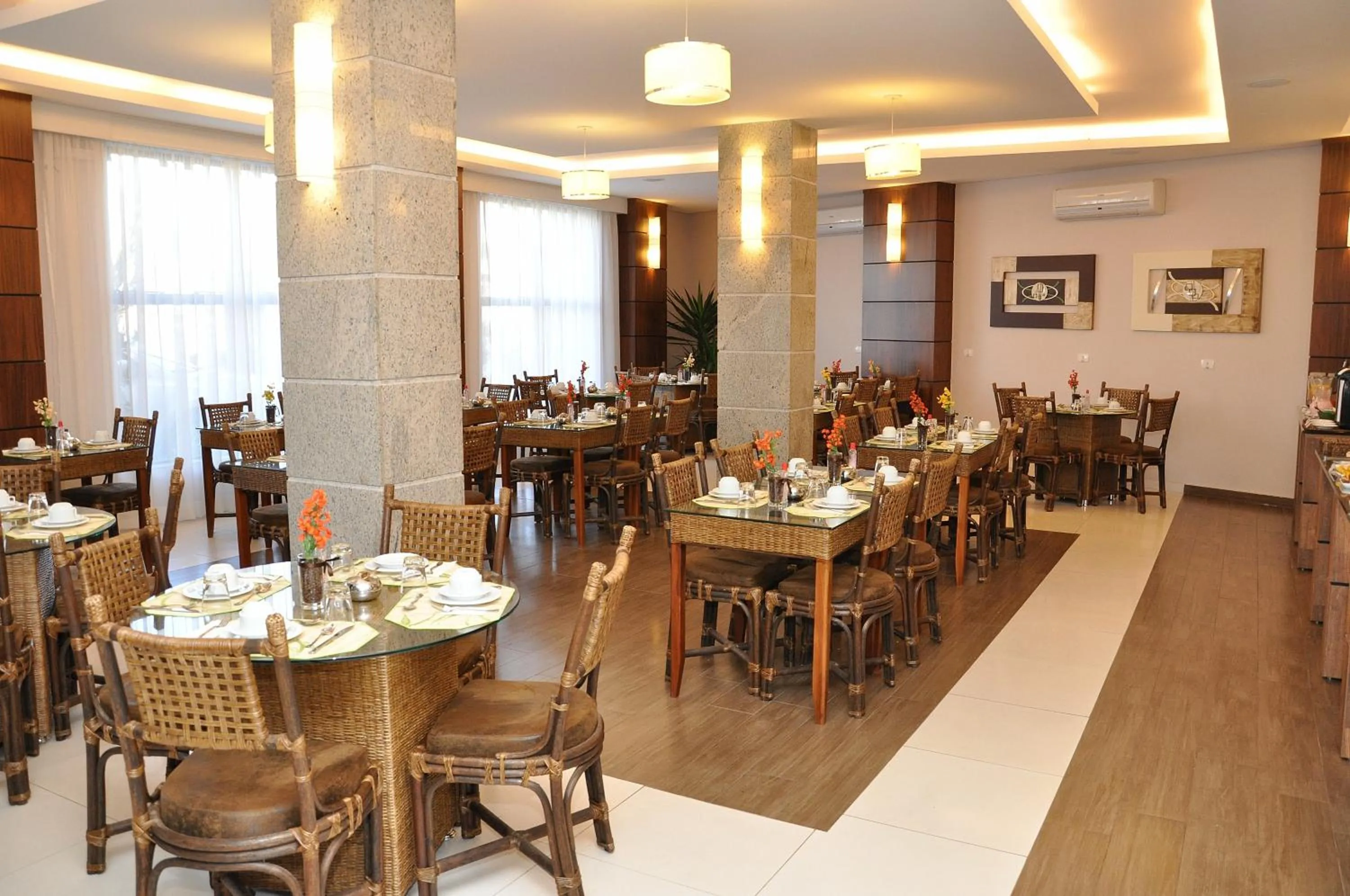 Restaurant/places to eat in Class Hotel Passos