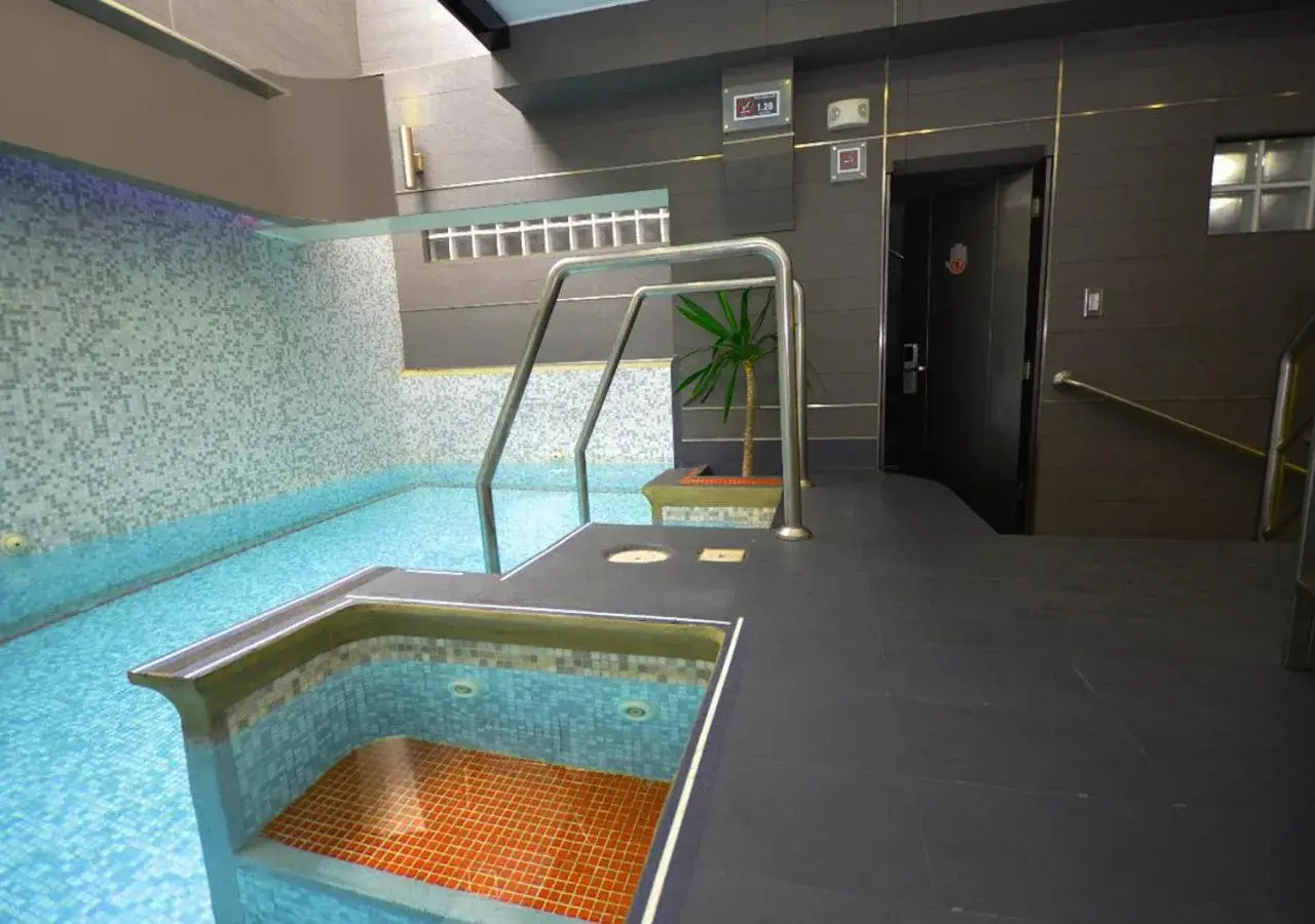 Swimming pool in qp Hotels Lima Swimming pool in qp Hotels Lima