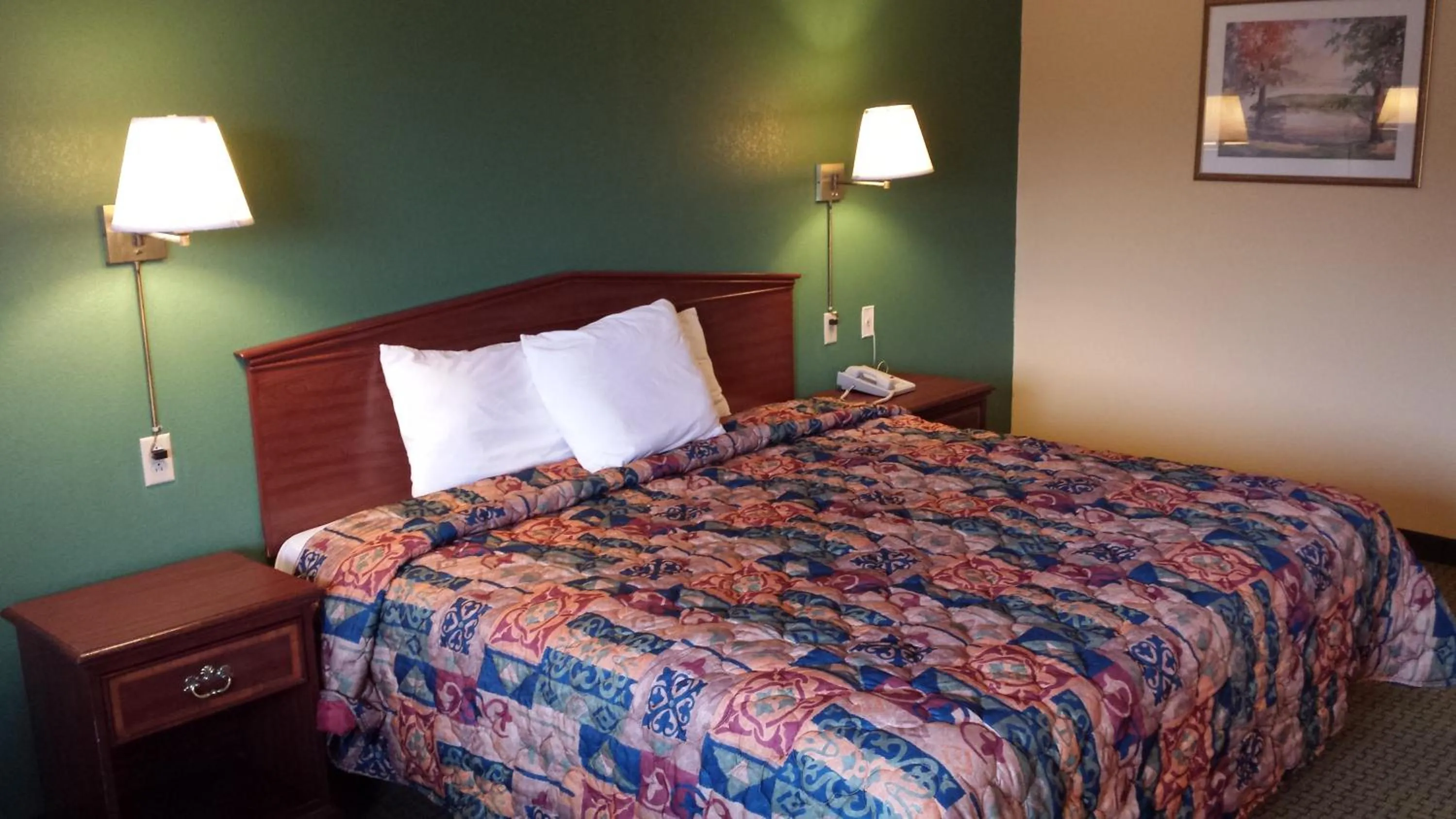 Bedroom, Bed in Family Budget Inn Harrison