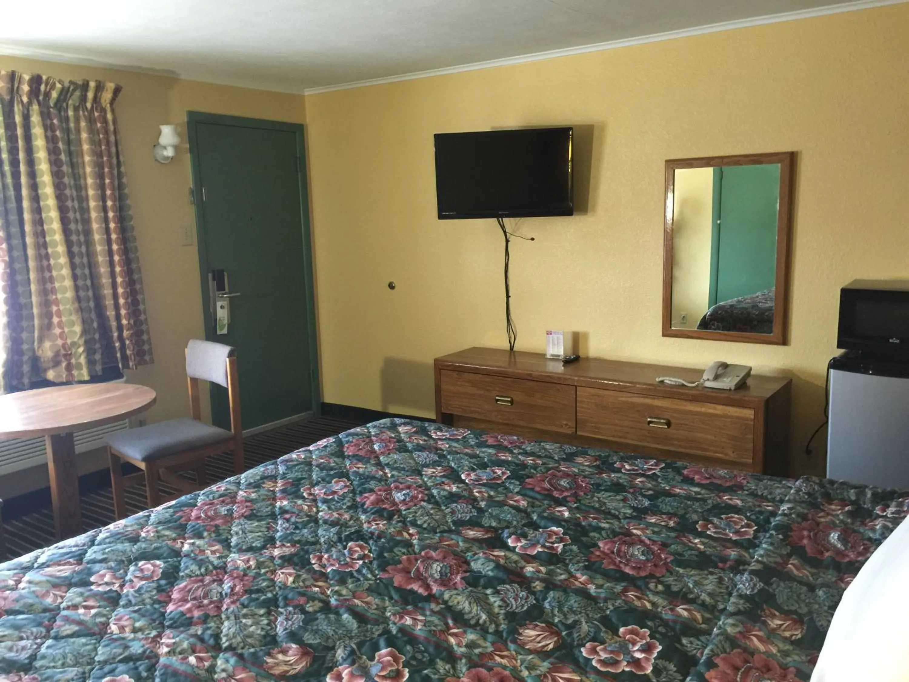 Photo of the whole room, Bed in Family Budget Inn Harrison