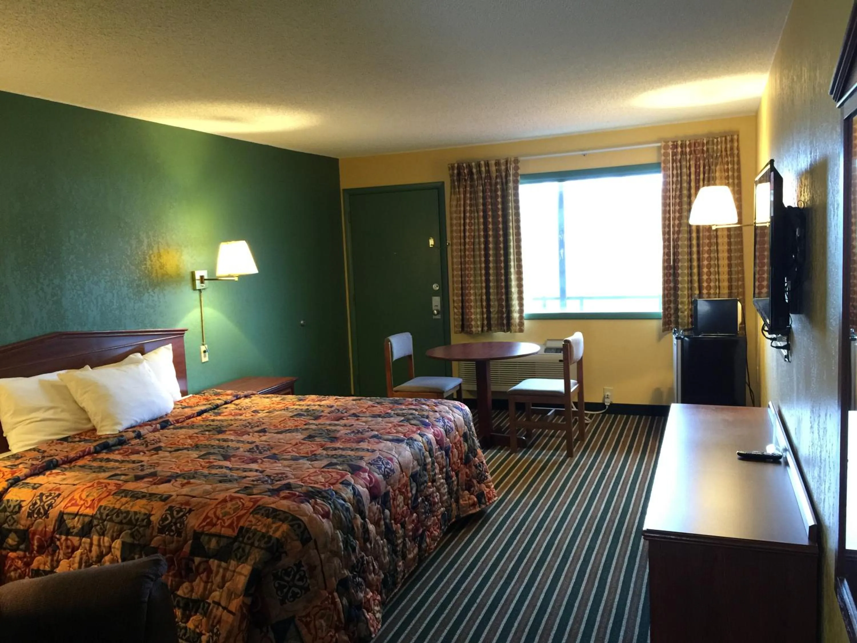 Photo of the whole room, Bed in Family Budget Inn Harrison