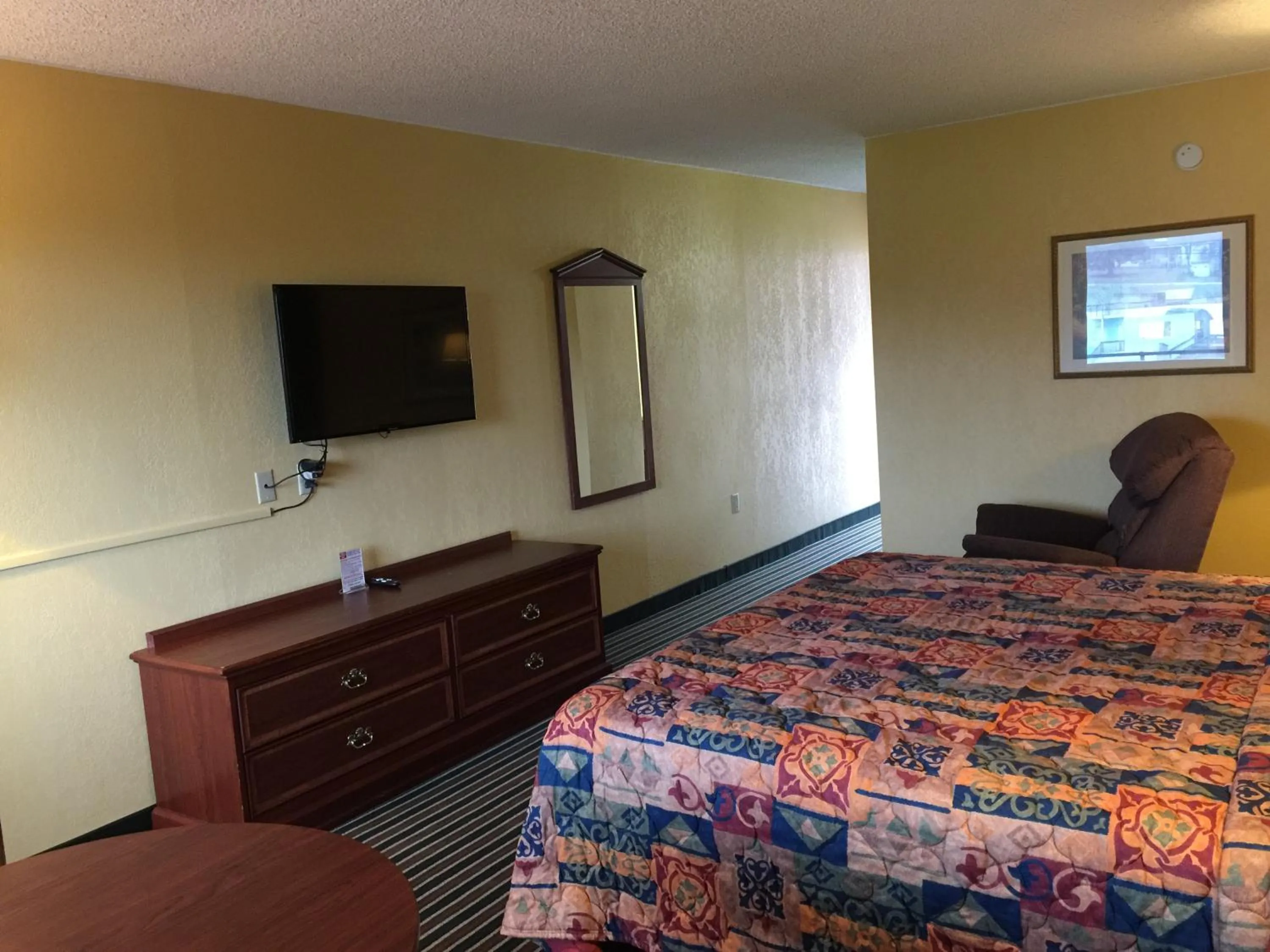 Photo of the whole room, Bed in Family Budget Inn Harrison