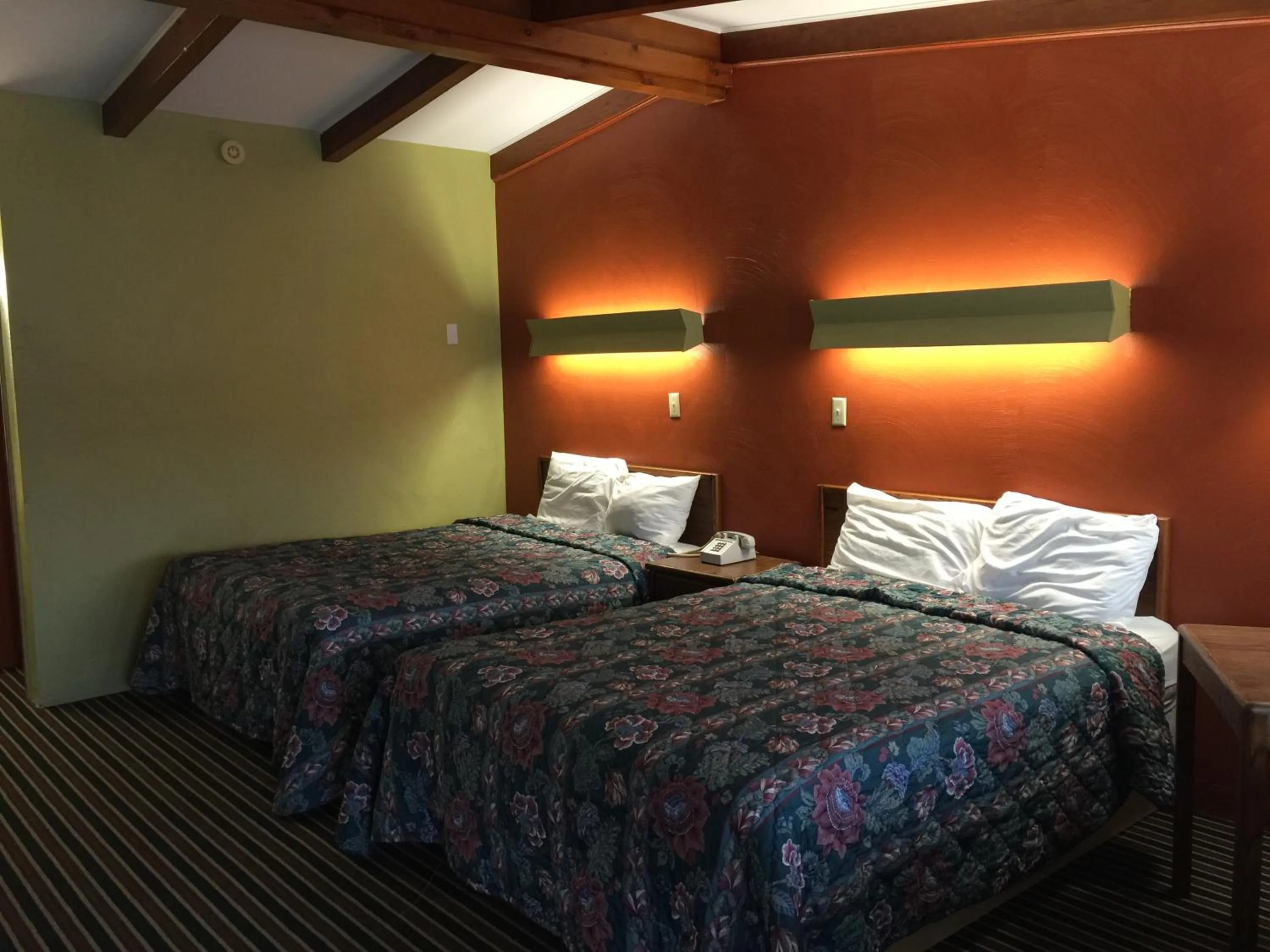 Photo of the whole room, Bed in Family Budget Inn Harrison