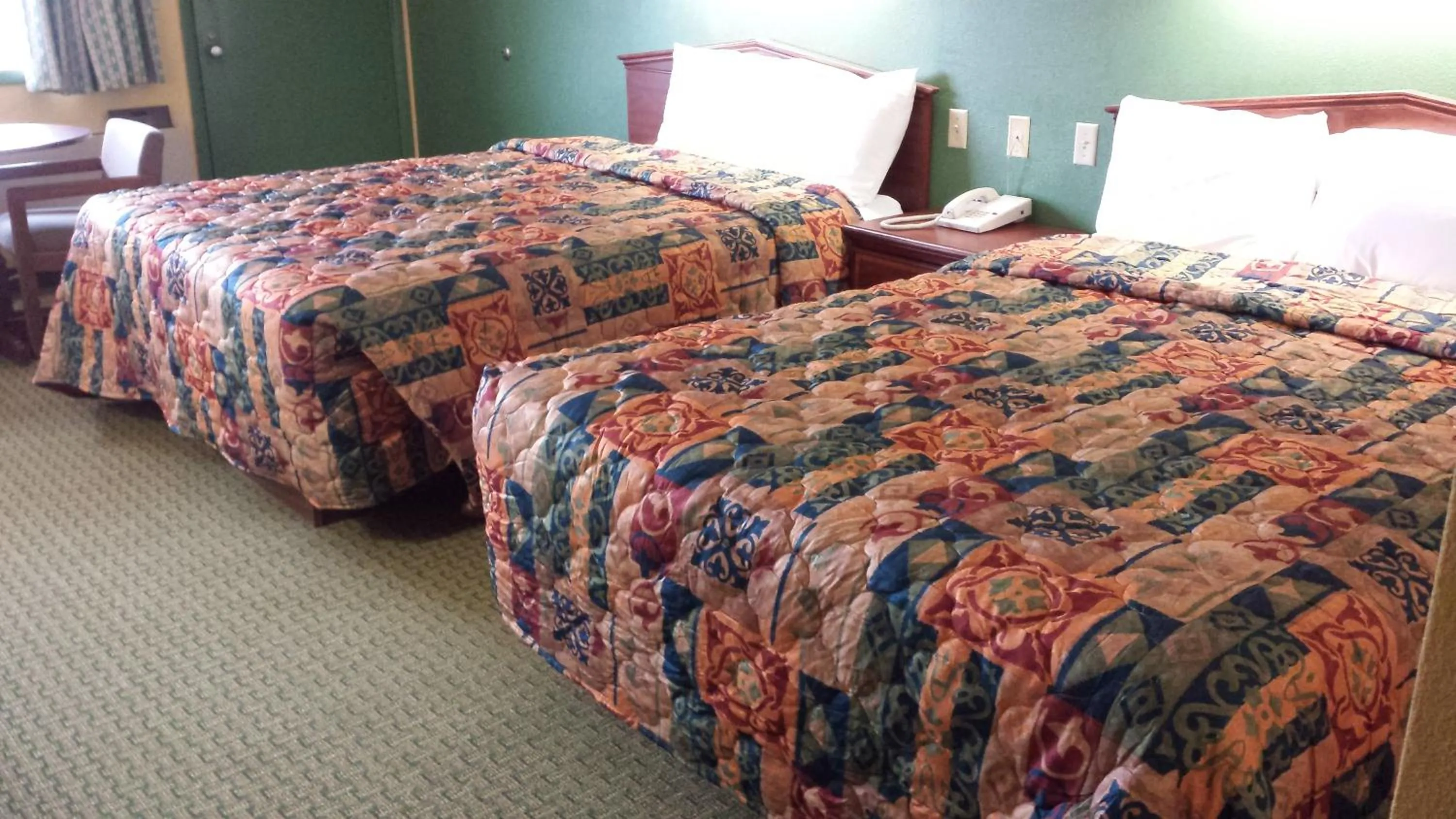 Bed in Family Budget Inn Harrison