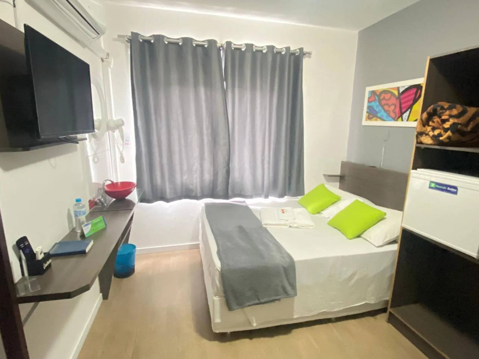 Photo of the whole room, Bed in Rezende Suítes