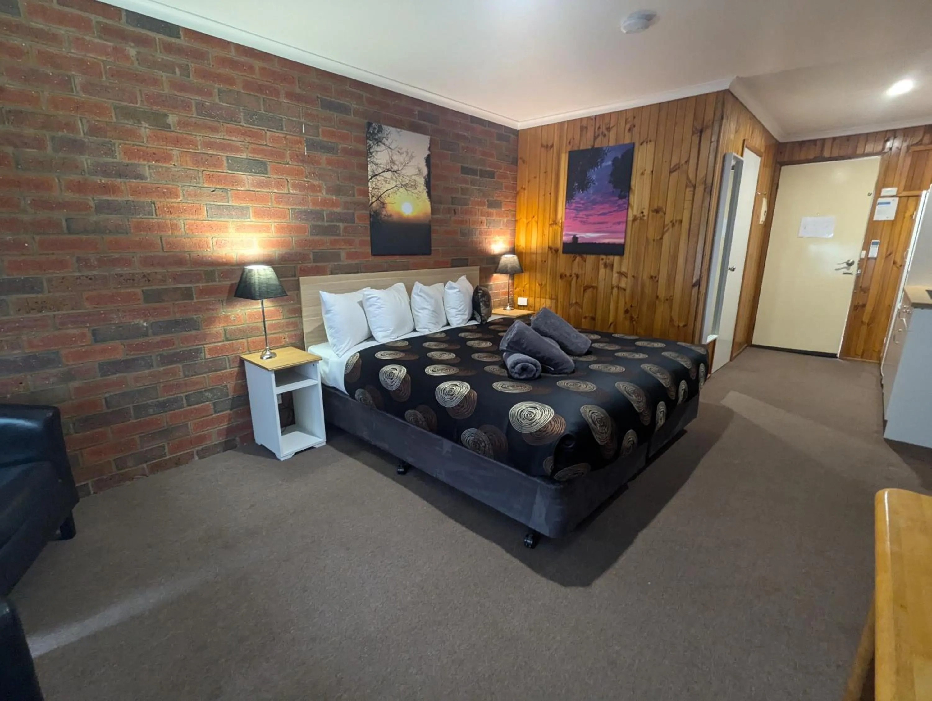 Bed in Kyabram Country Motel