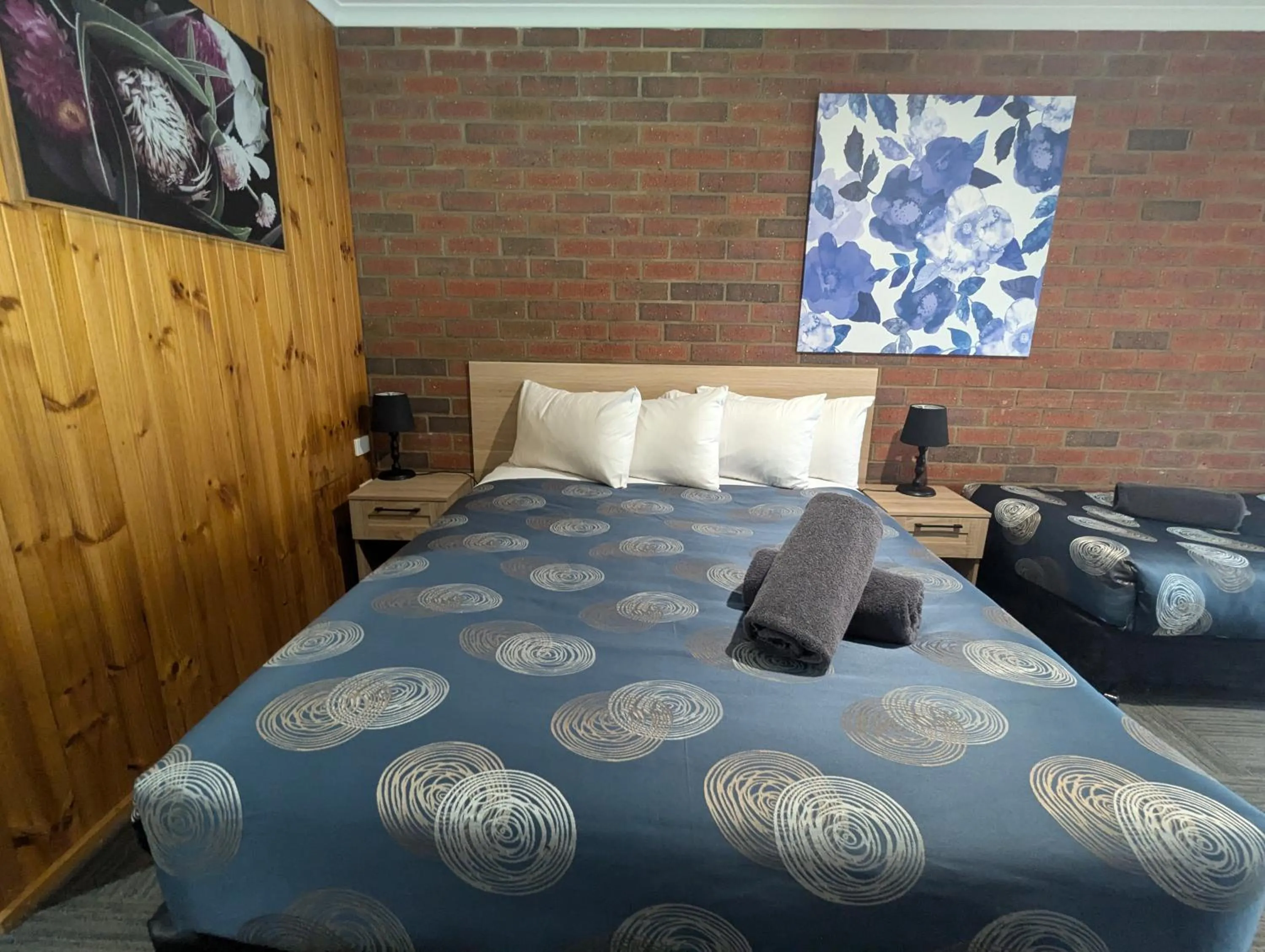 Bed in Kyabram Country Motel