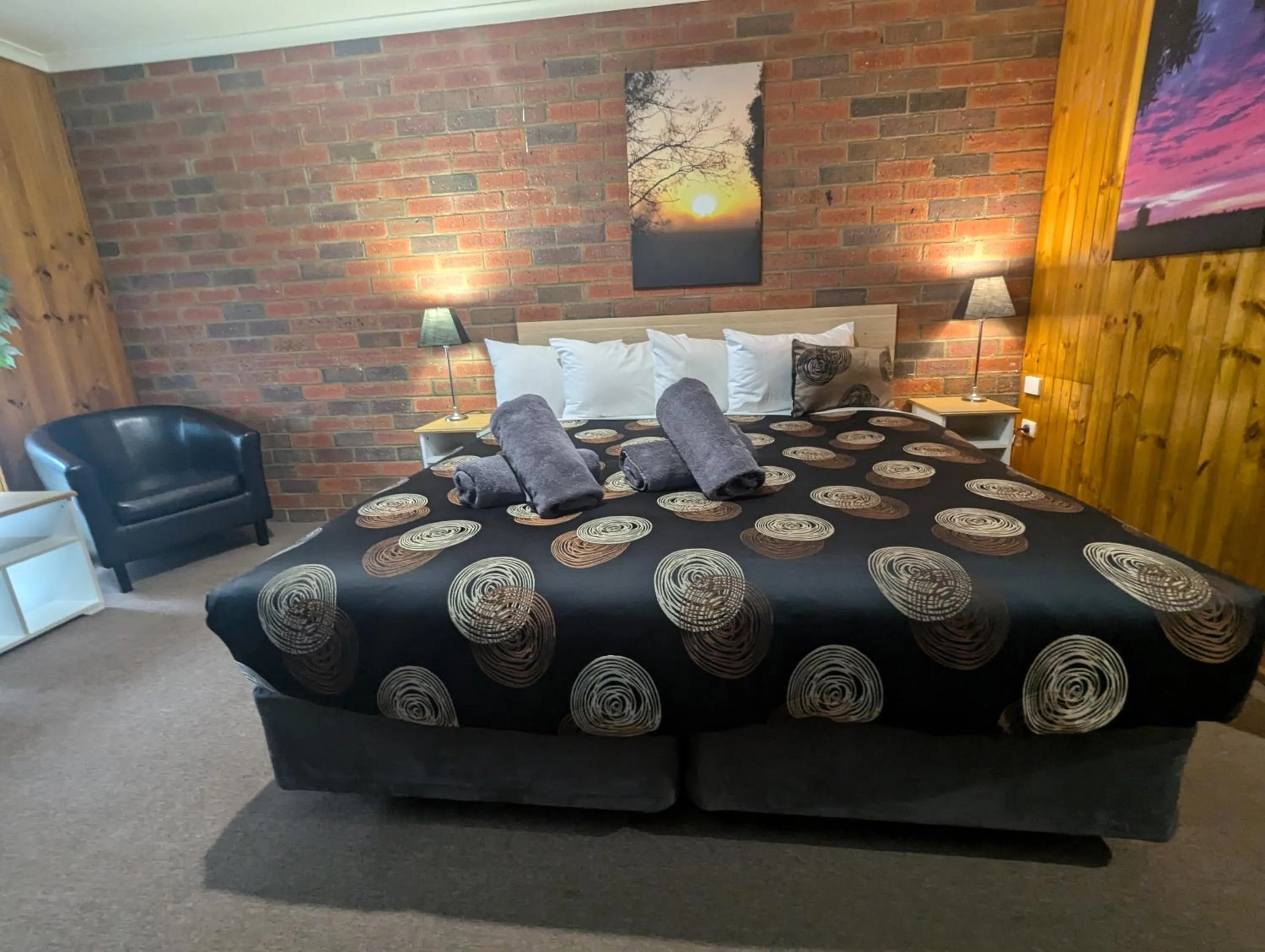 Bed in Kyabram Country Motel