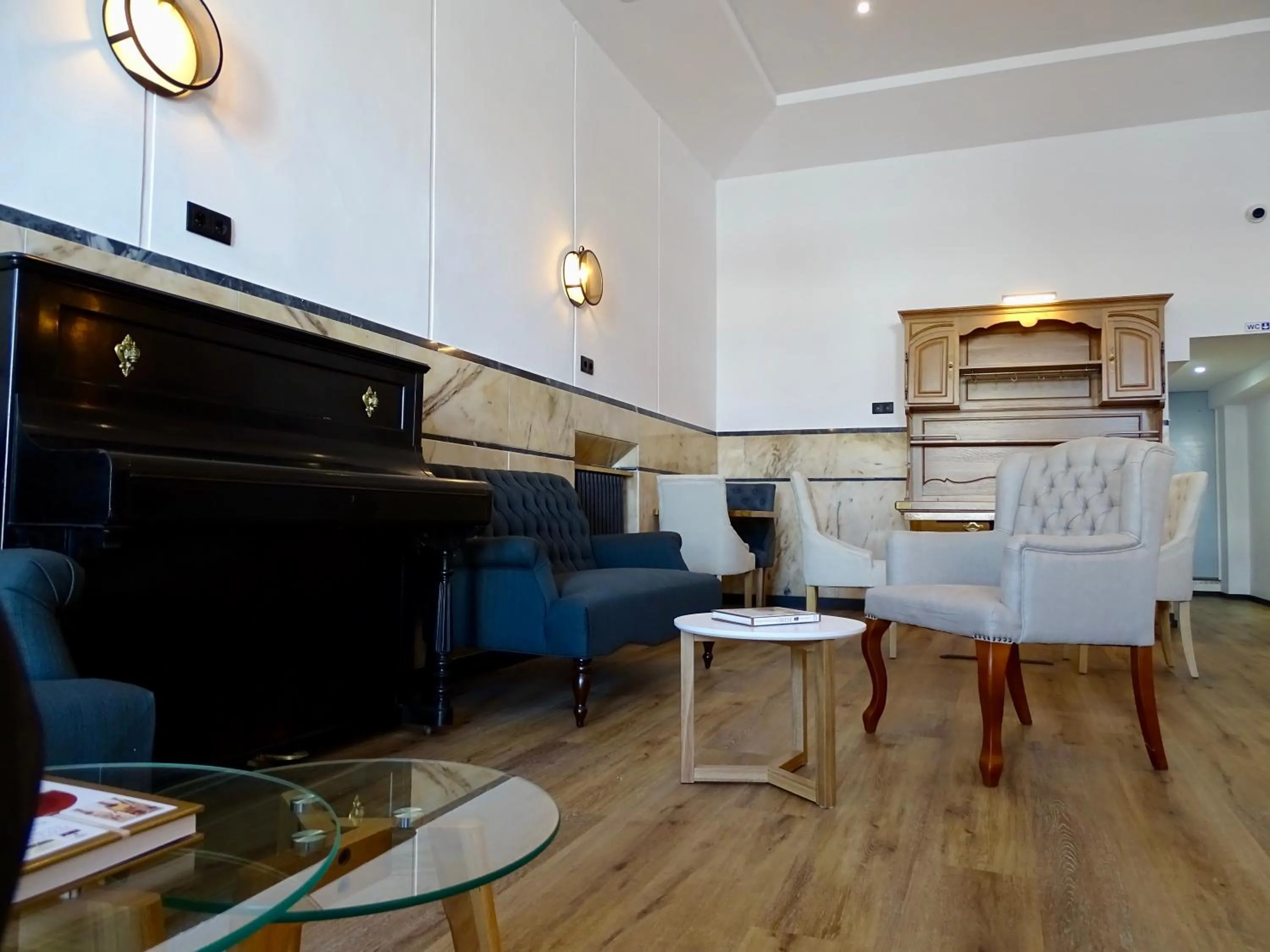 Communal lounge/ TV room in Poveira Hotel