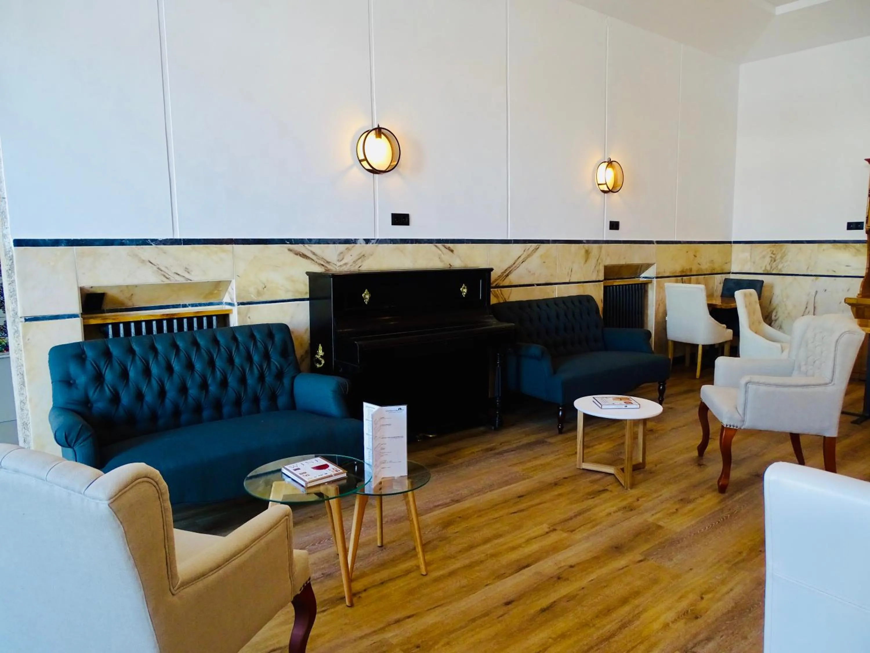 Communal lounge/ TV room in Poveira Hotel