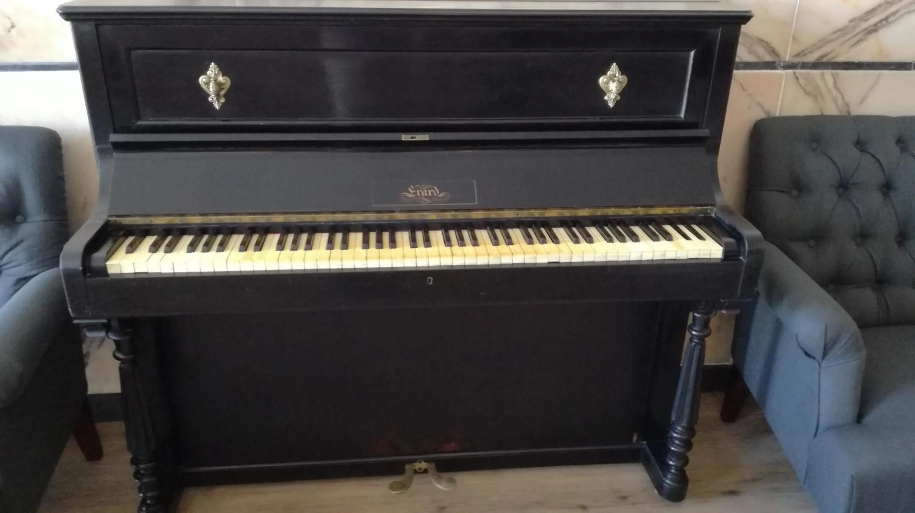 Communal lounge/ TV room in Poveira Hotel