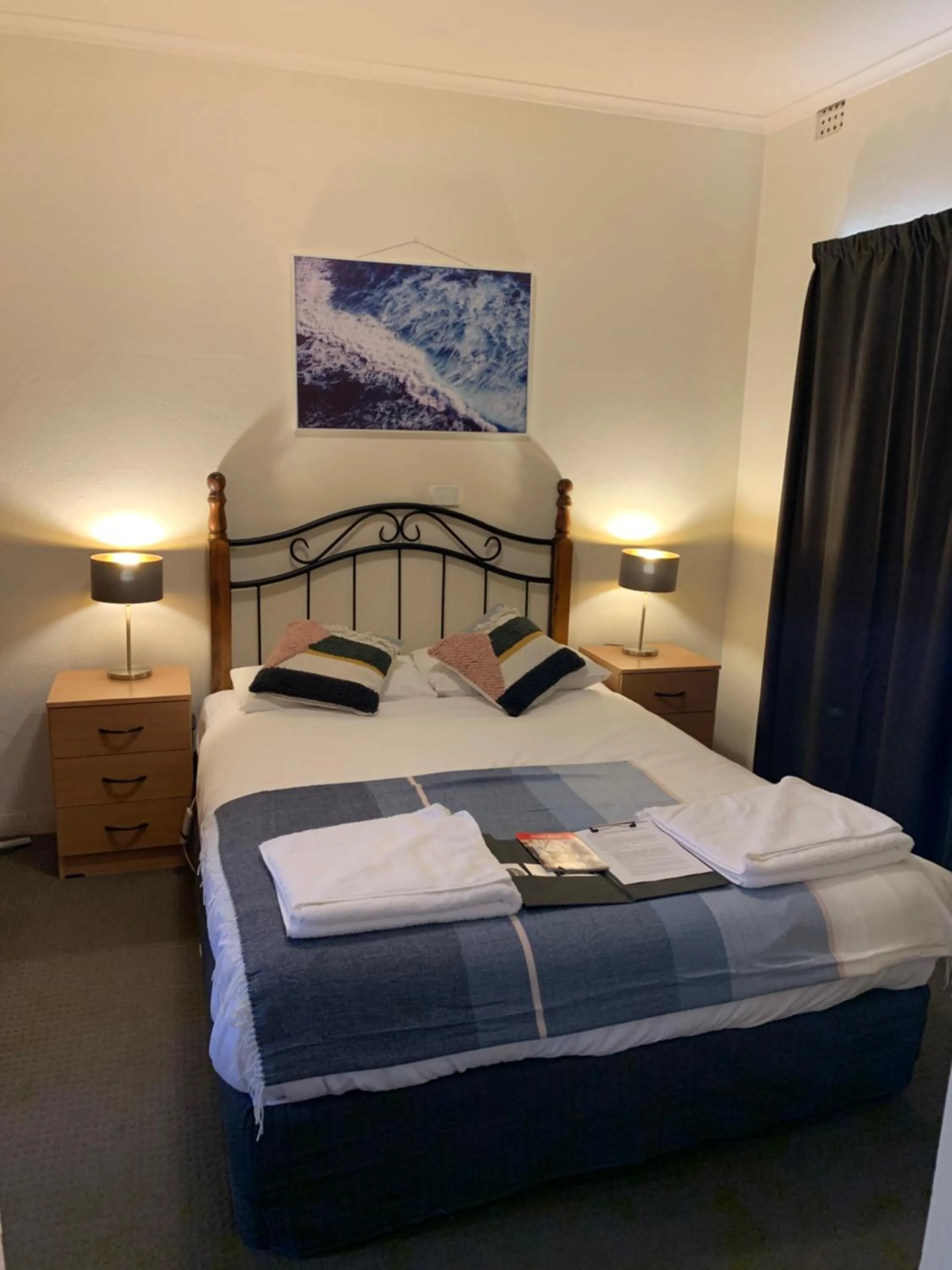 Photo of the whole room, Bed in Hello Adelaide Motel and Apartments