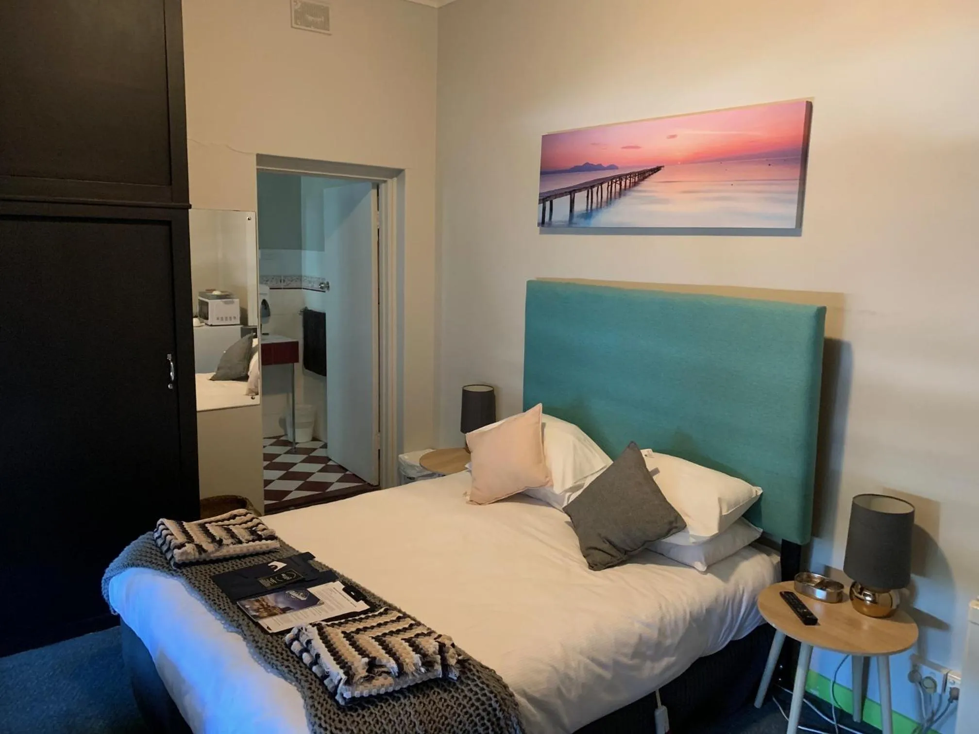 Bed in Hello Adelaide Motel and Apartments