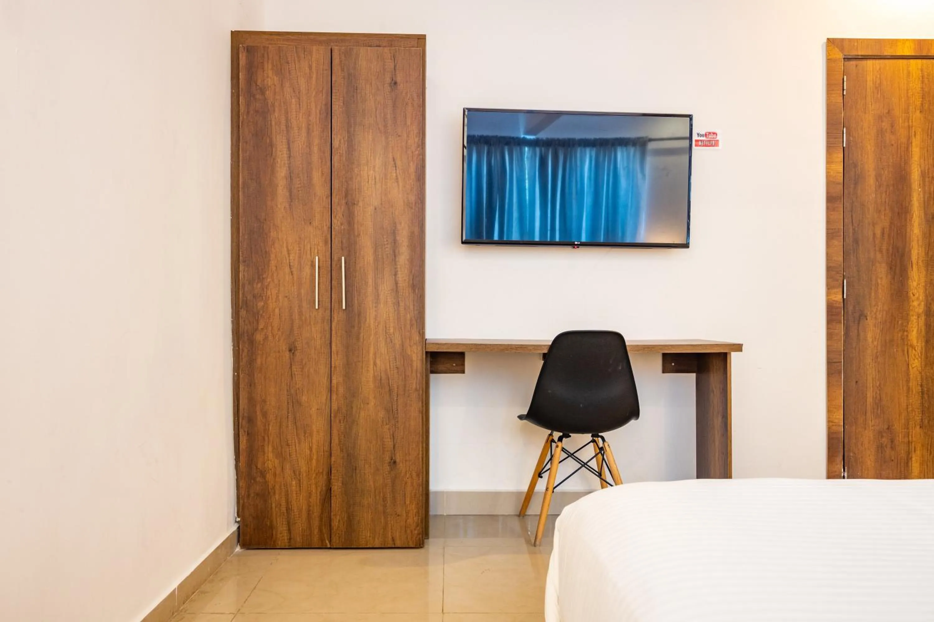 TV and multimedia, Bed in Hotel Amoek