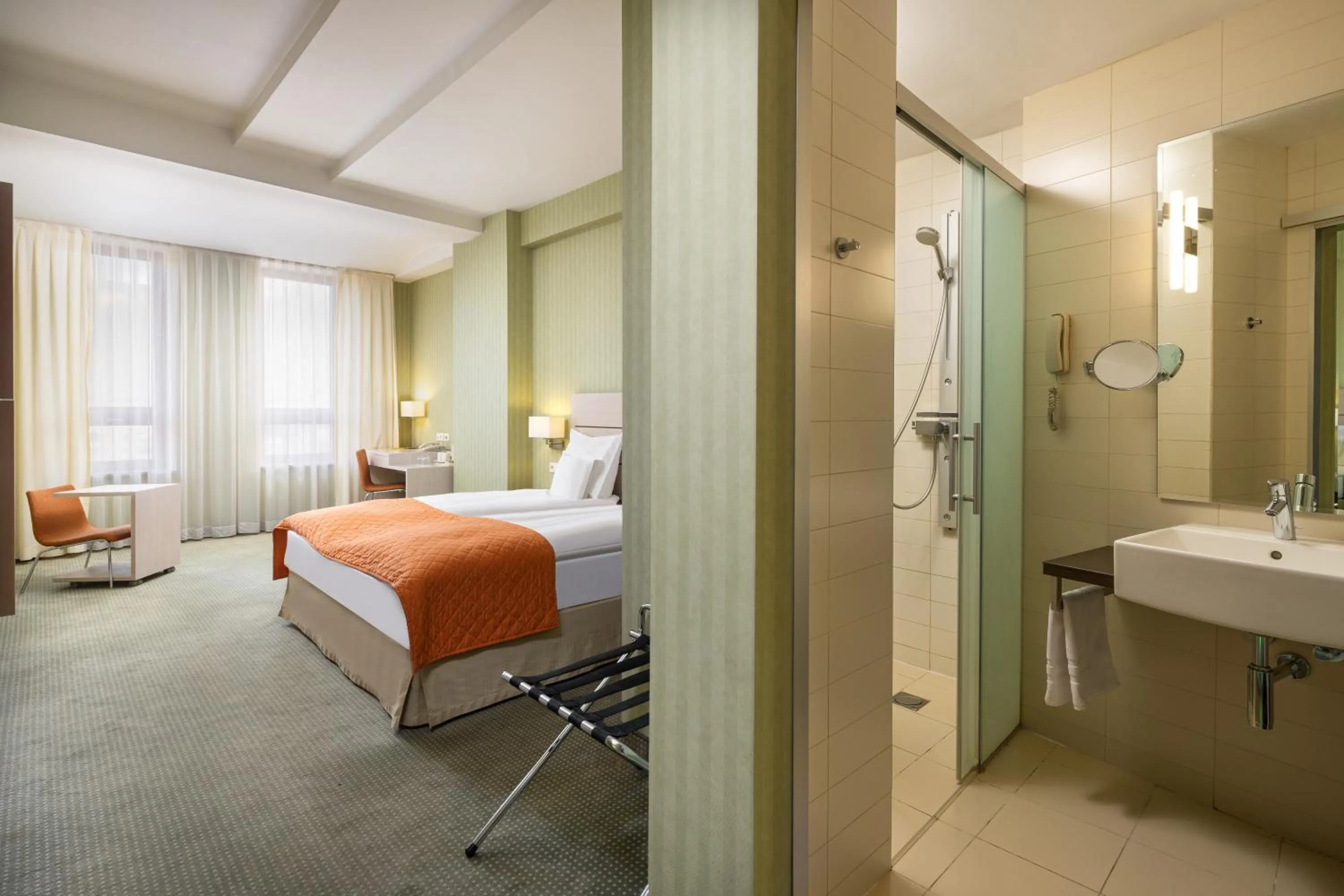Bathroom, Bed in Hotel Golden Tulip Ana Tower Sibiu
