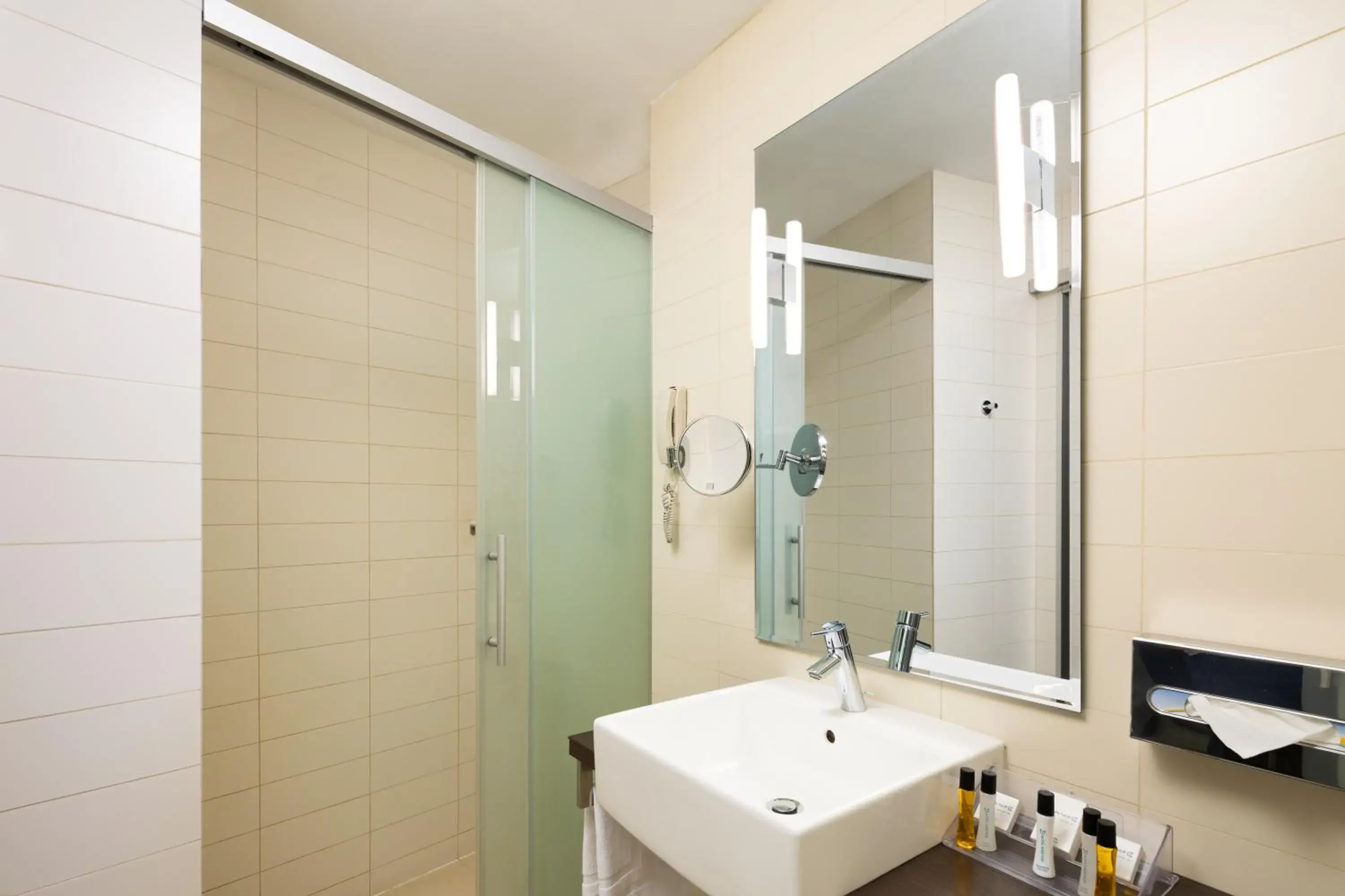 Bathroom in Hotel Golden Tulip Ana Tower Sibiu Bathroom in Hotel Golden Tulip Ana Tower Sibiu