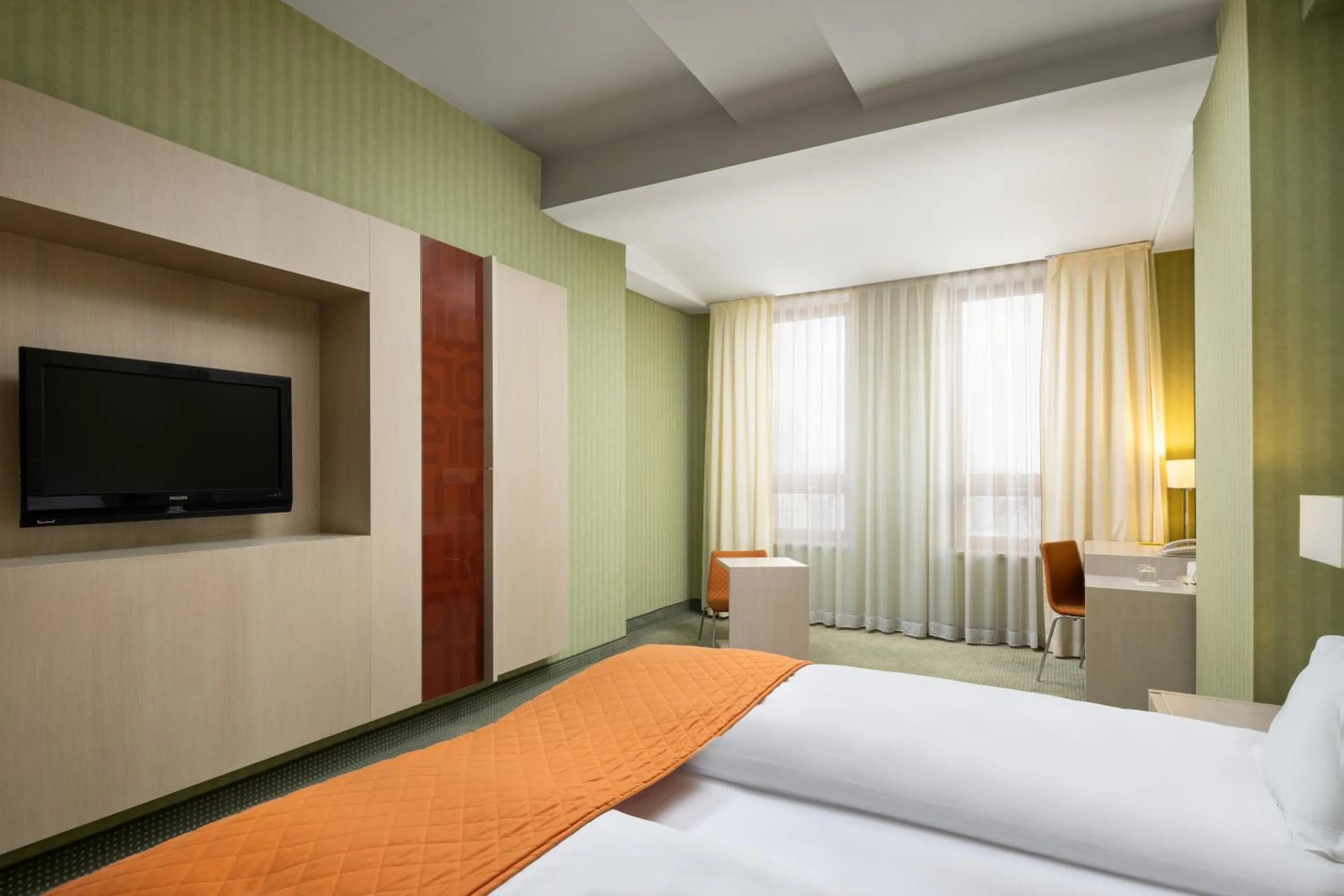 Bedroom, Bed in Hotel Golden Tulip Ana Tower Sibiu