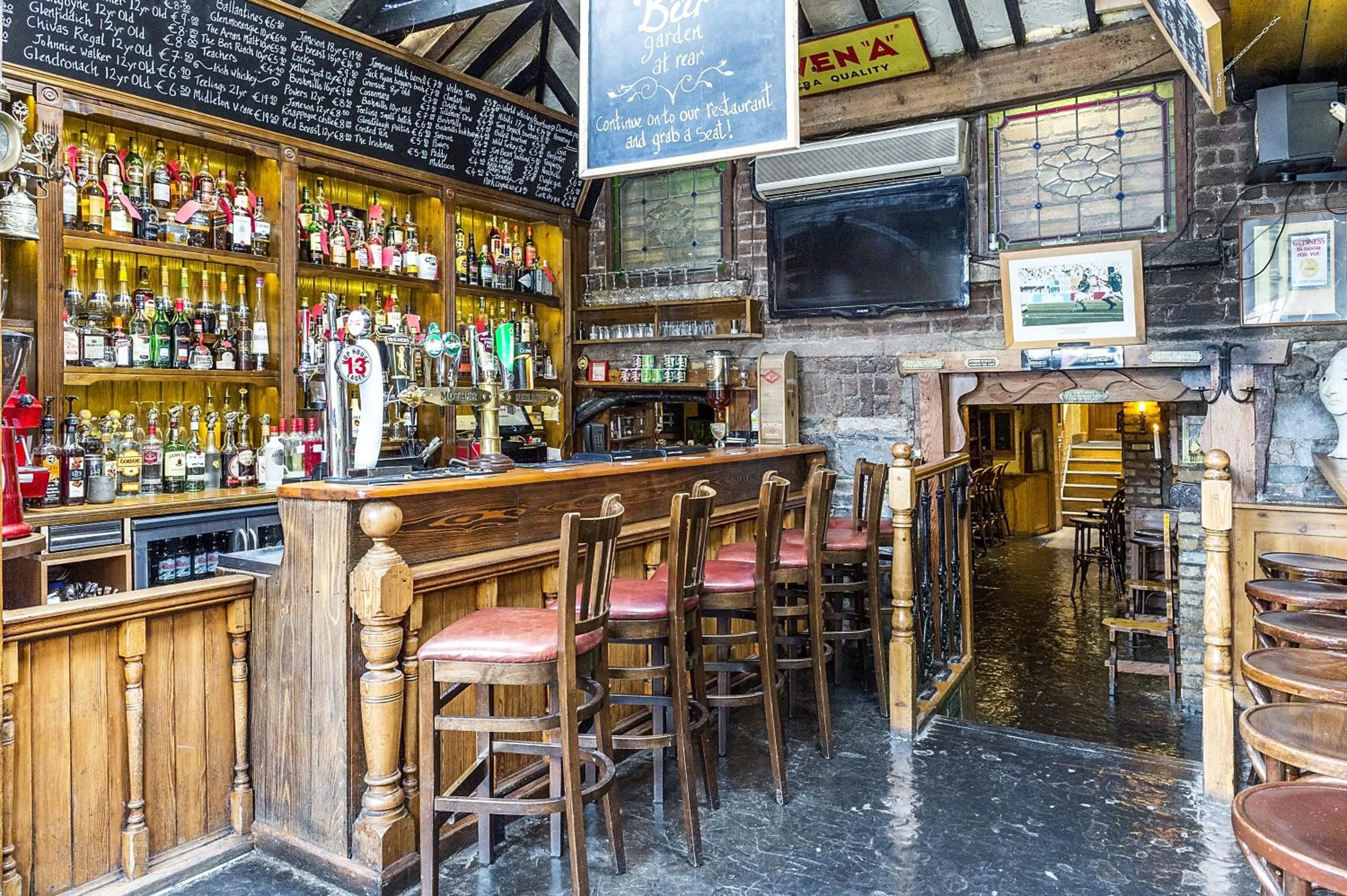 Lounge or bar in Uppercross House Hotel