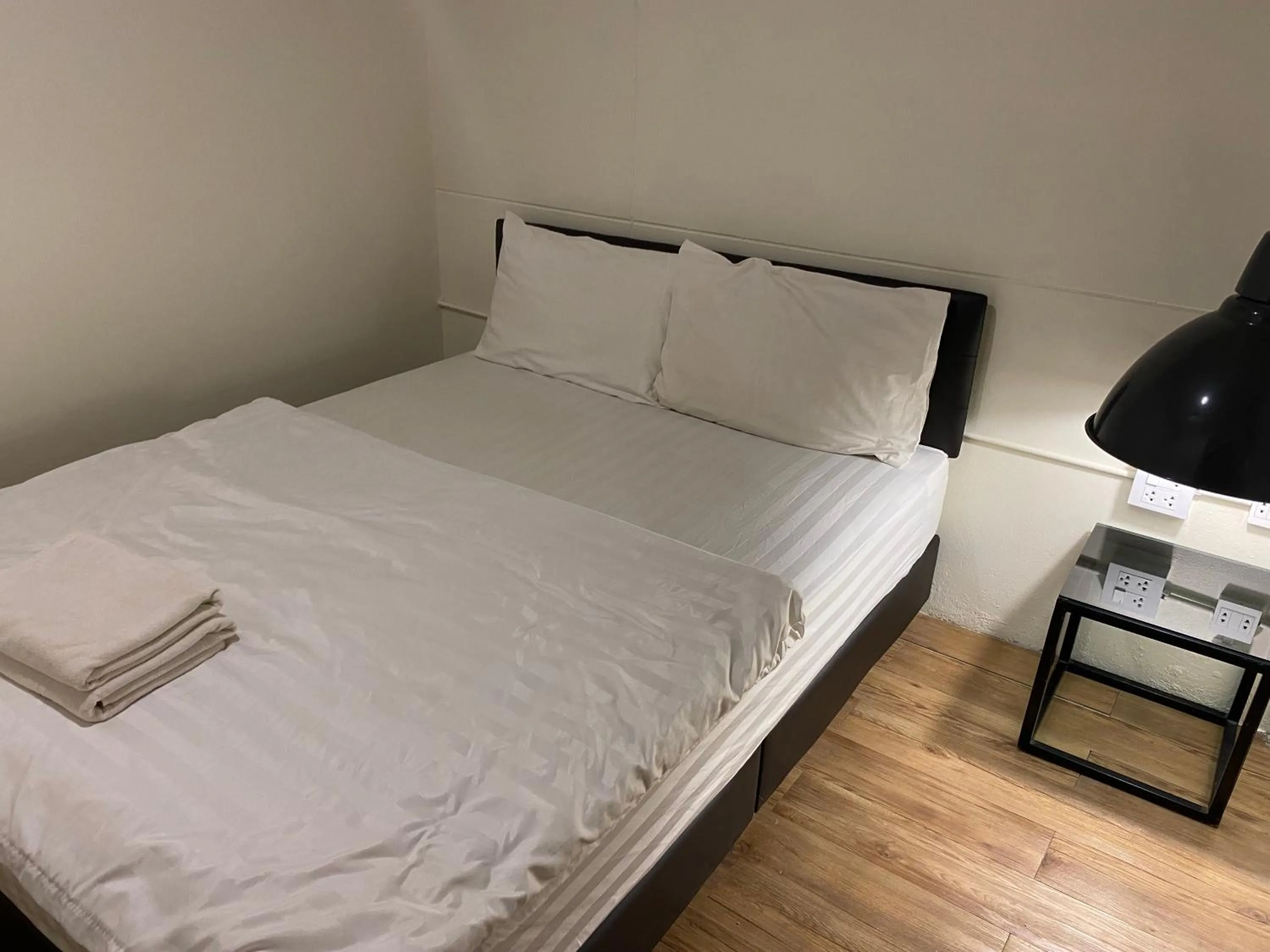 Bed in Boundary Hostel and Cafe