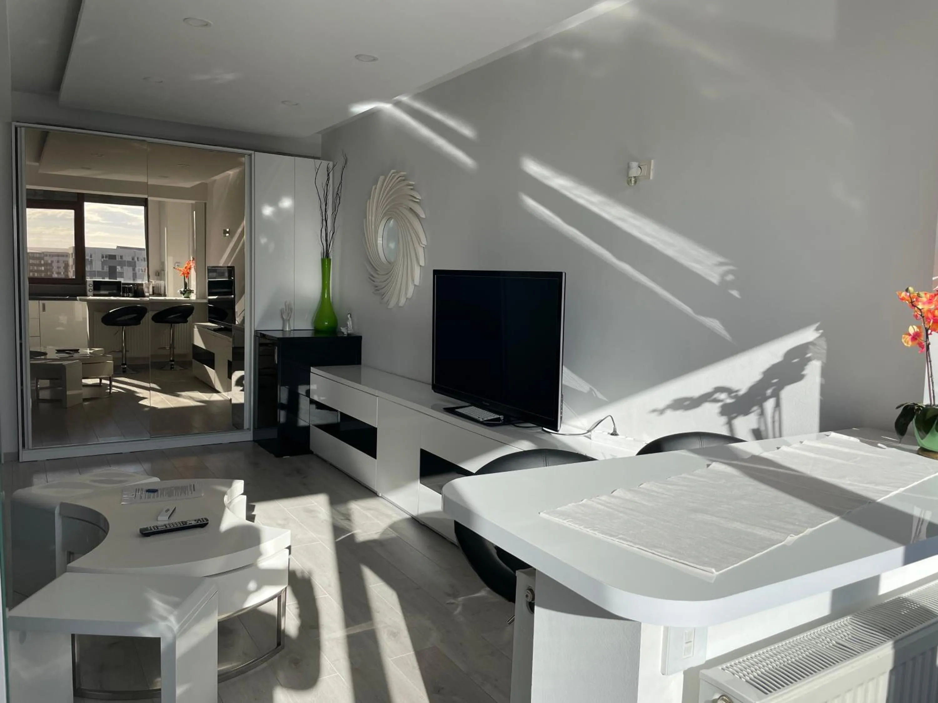 TV and multimedia in Luxury Two Room Apartment Residence Militari M3