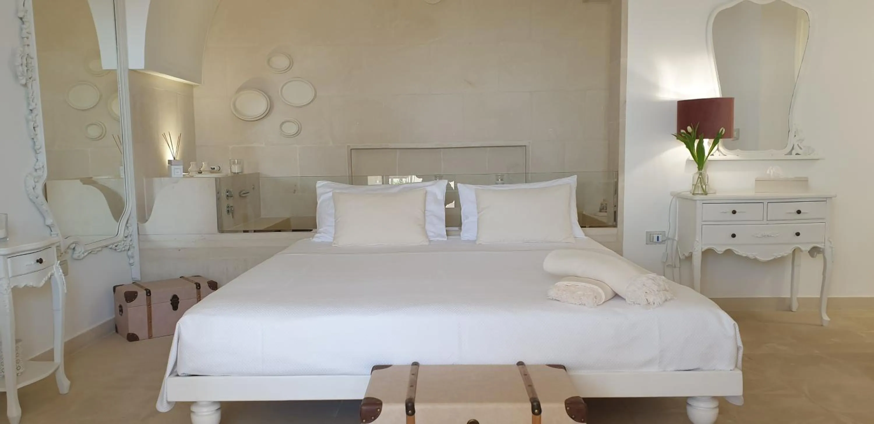 Hot Tub, Bed in Sea Suites