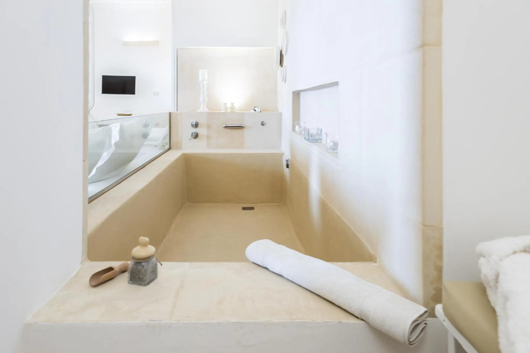 Hot Tub, Bed in Sea Suites