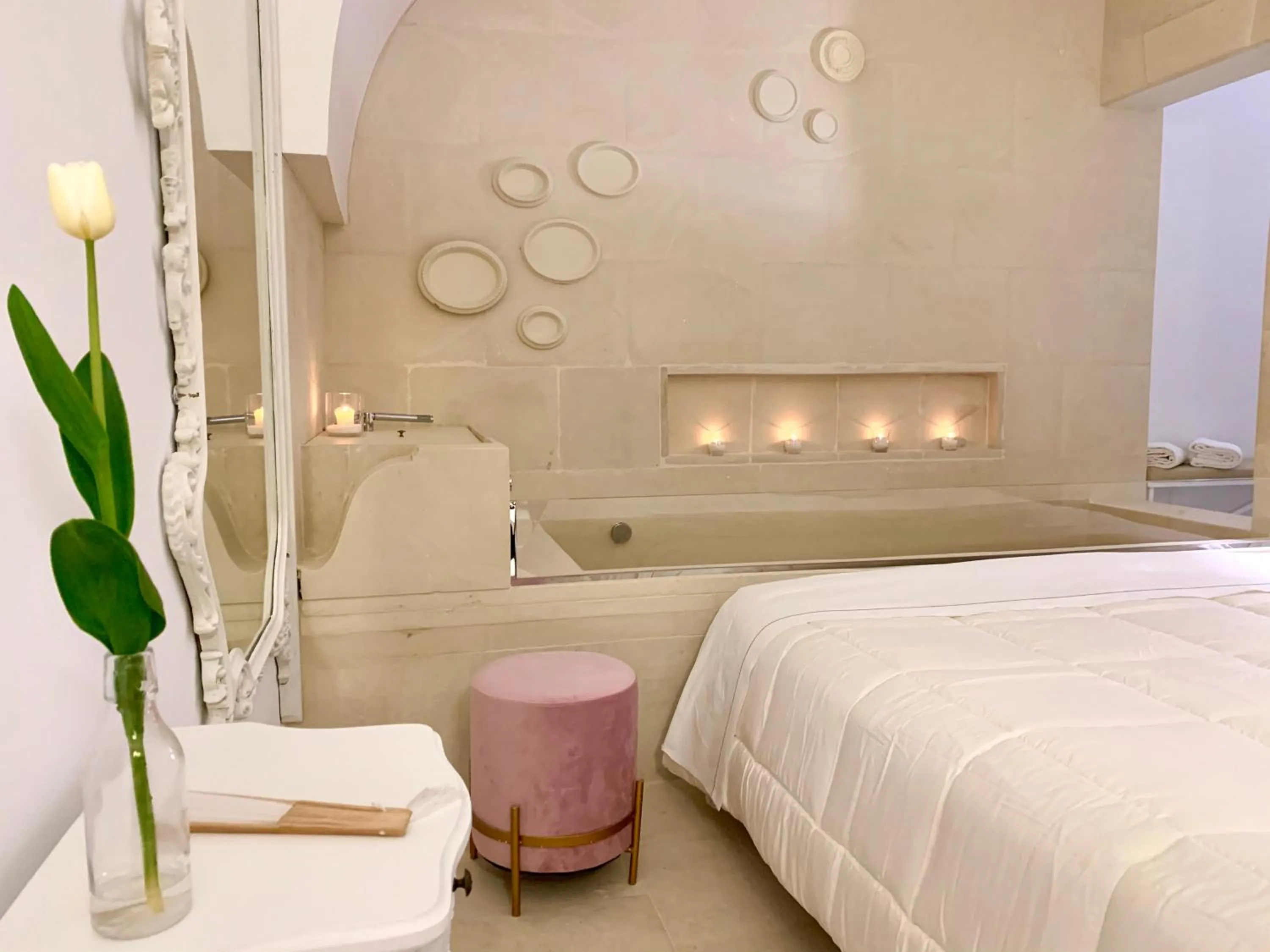 Hot Tub, Bed in Sea Suites