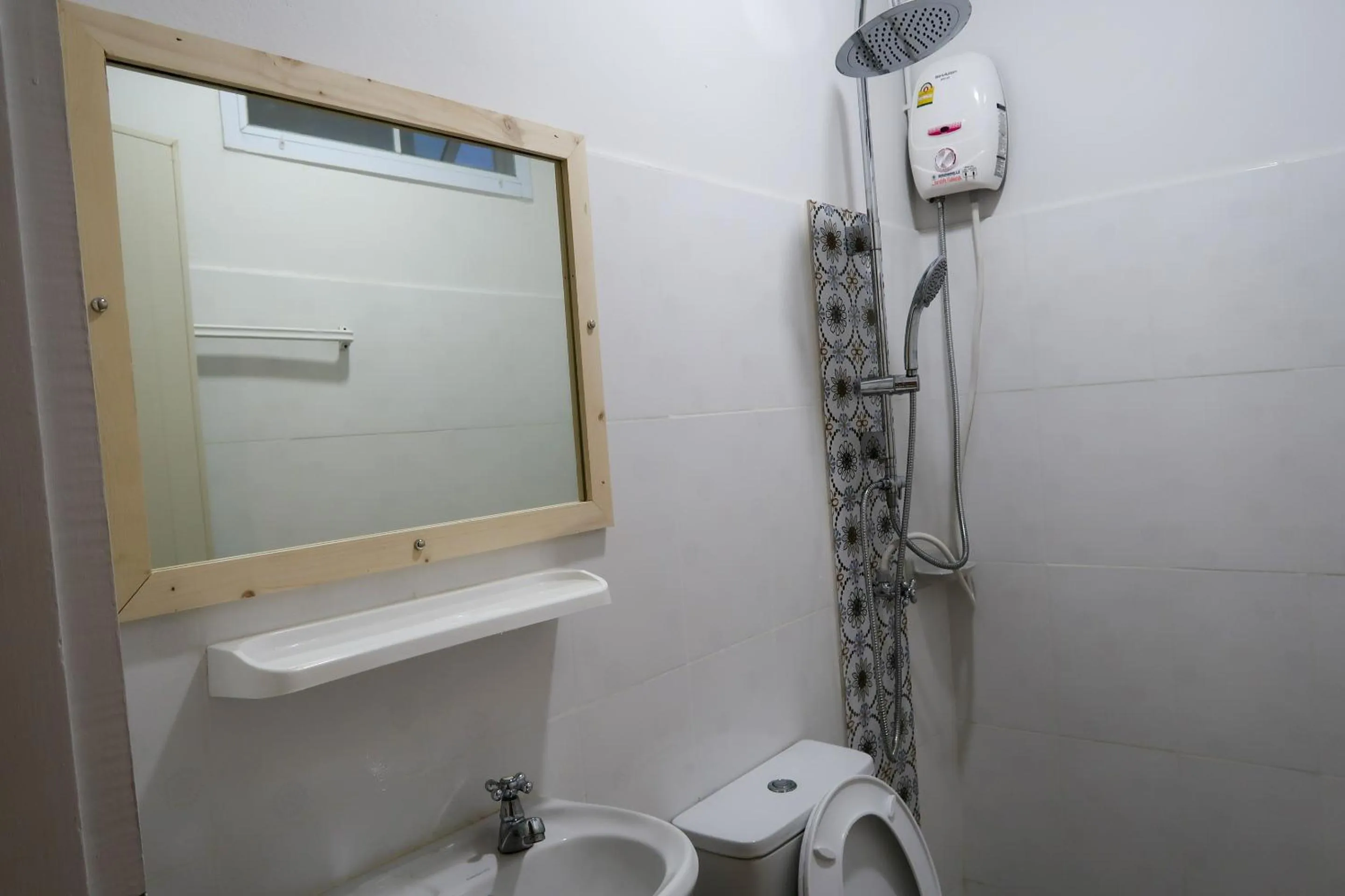 Shower in Baan URT Suratthani Airport Hotel