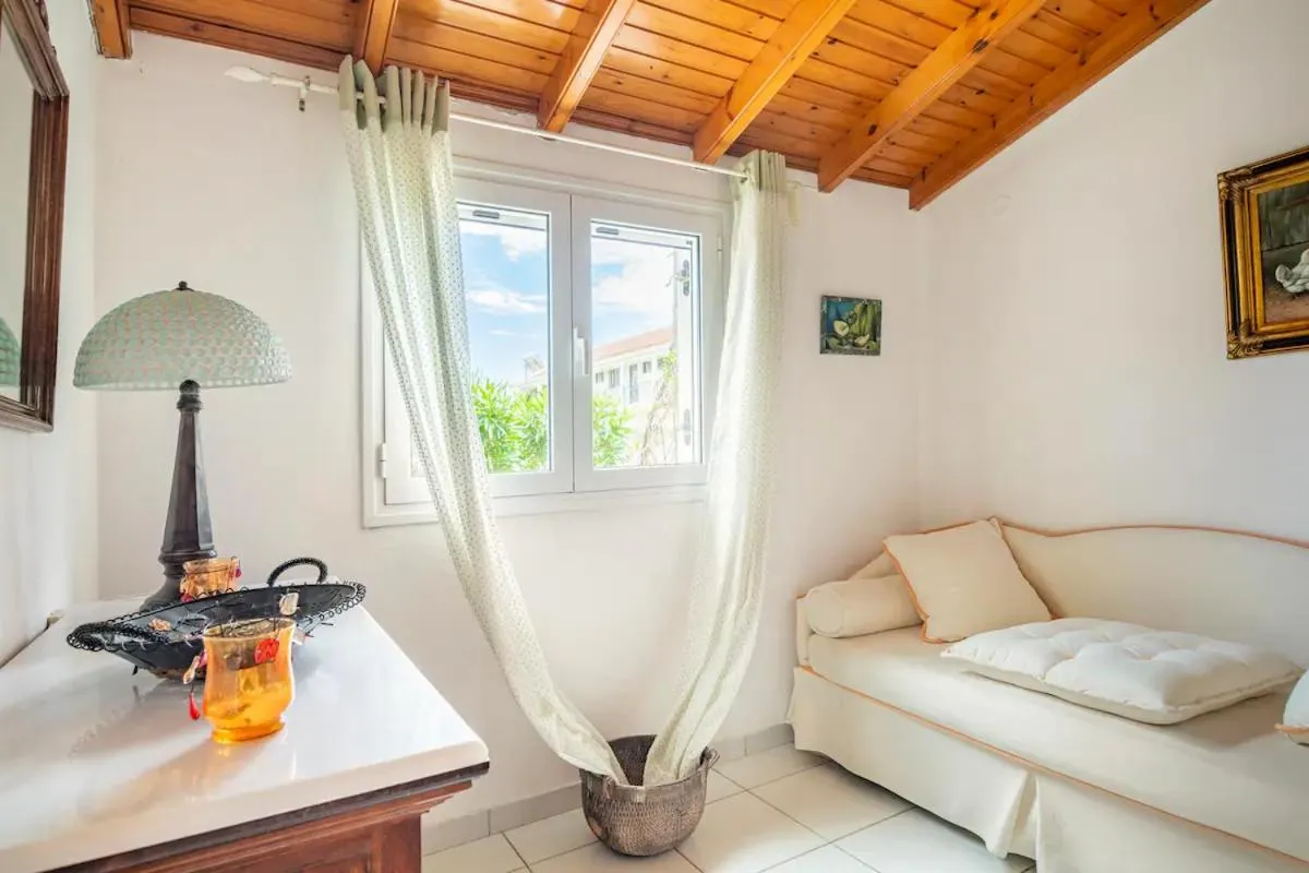 Photo of the whole room in St. George Villa