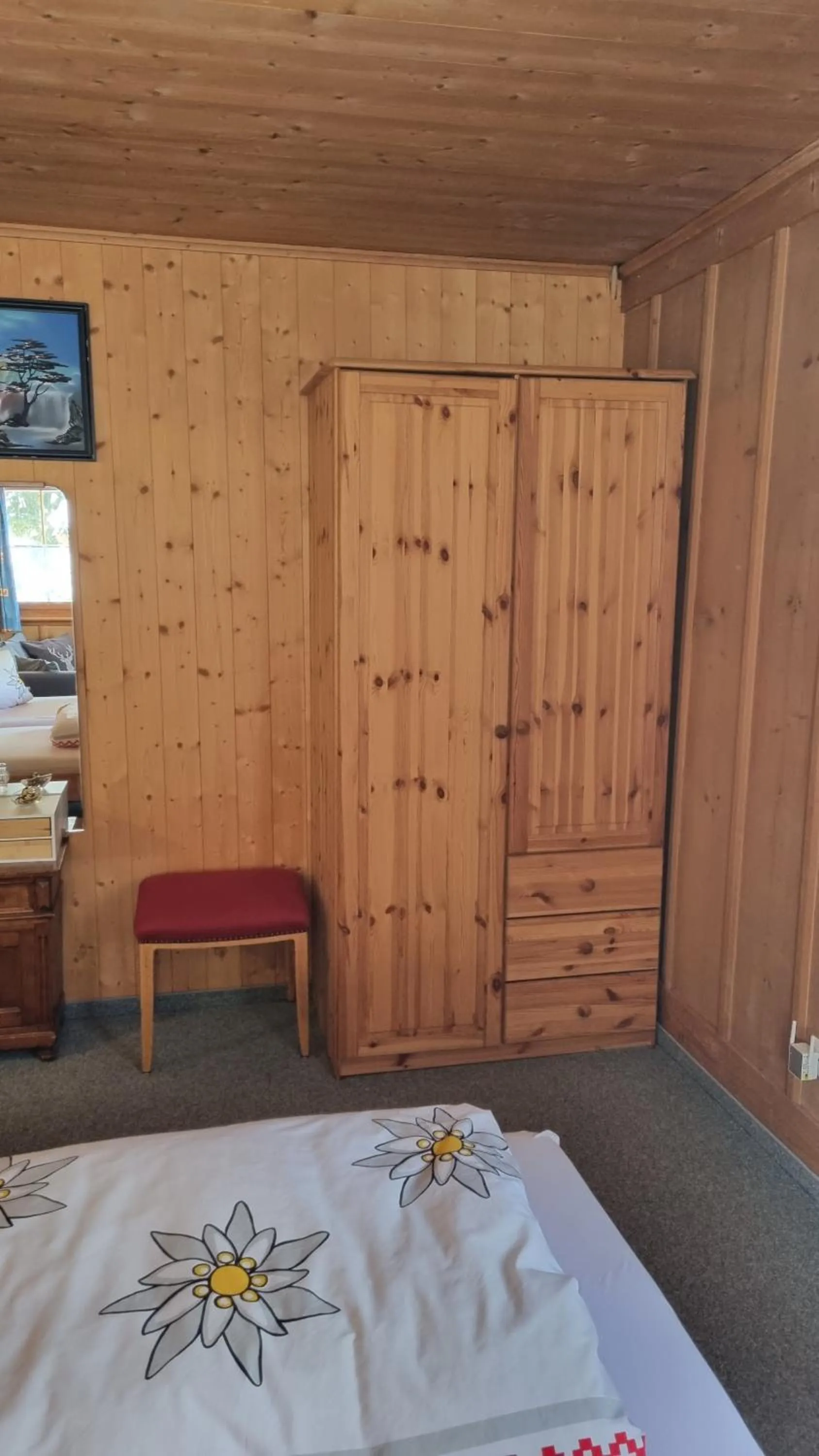 wardrobe, Bed in Zur Stilli Davos Dorf