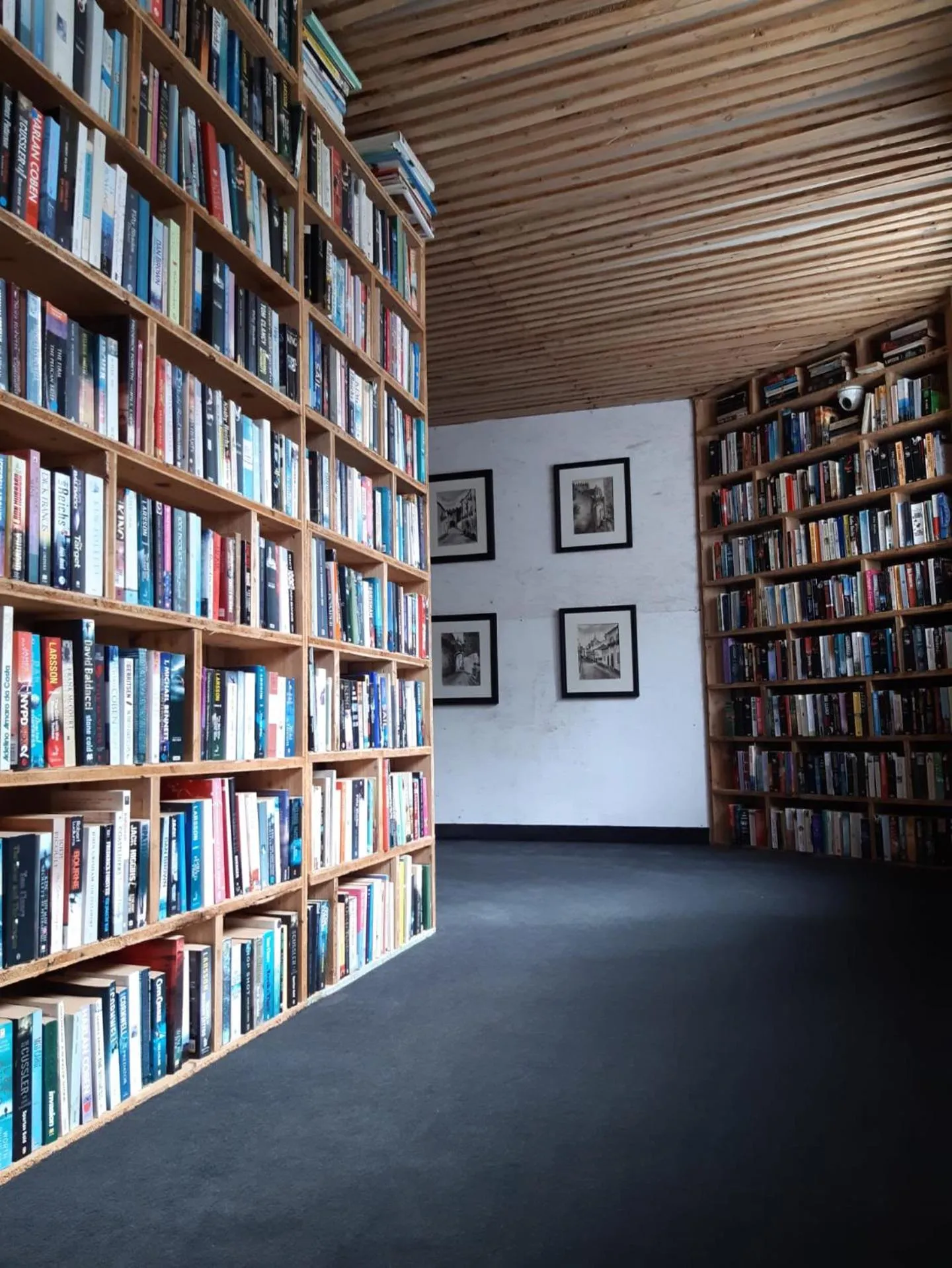 Library in The Literary Man Obidos Hotel