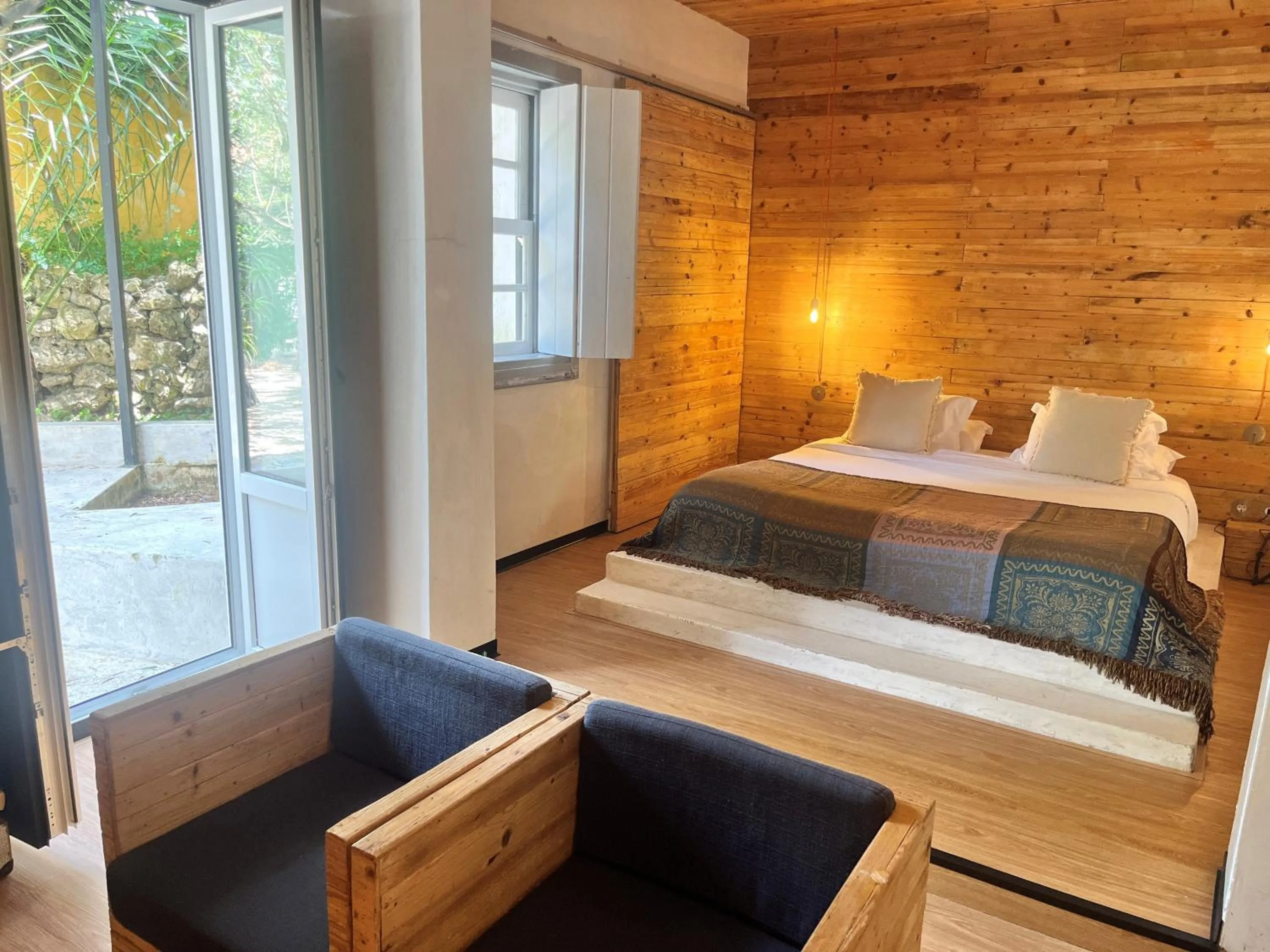 Seating area, Bed in The Literary Man Obidos Hotel