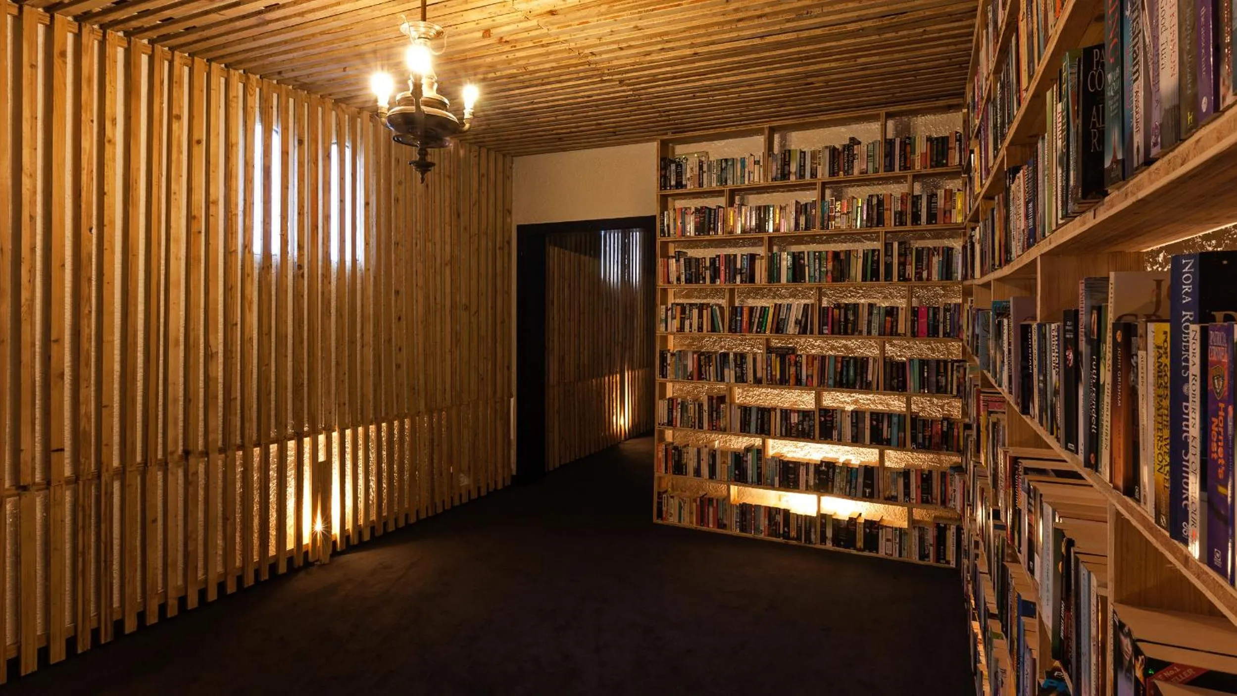Library in The Literary Man Obidos Hotel