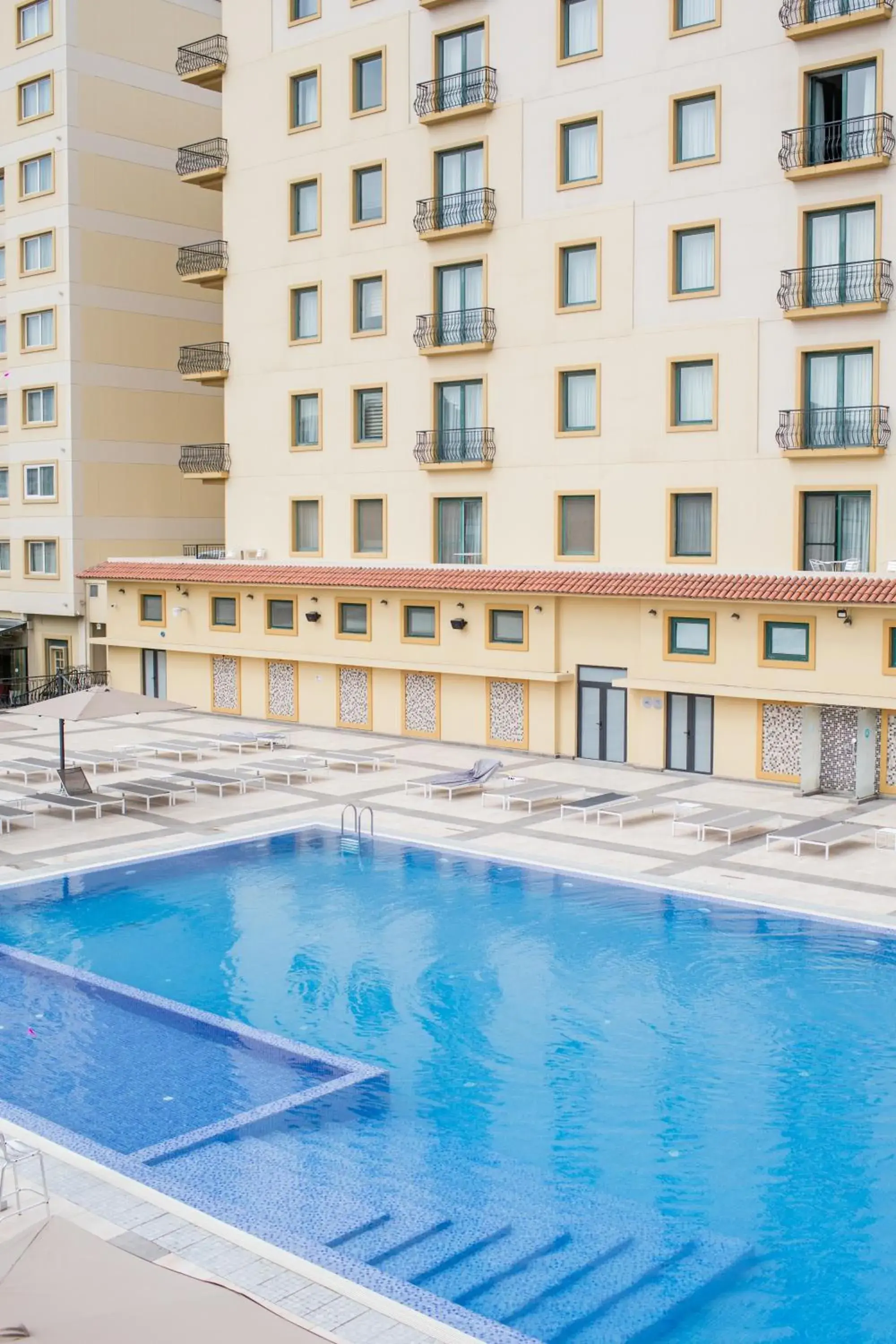 Swimming pool in Hyatt Regency Baku Swimming pool in Hyatt Regency Baku