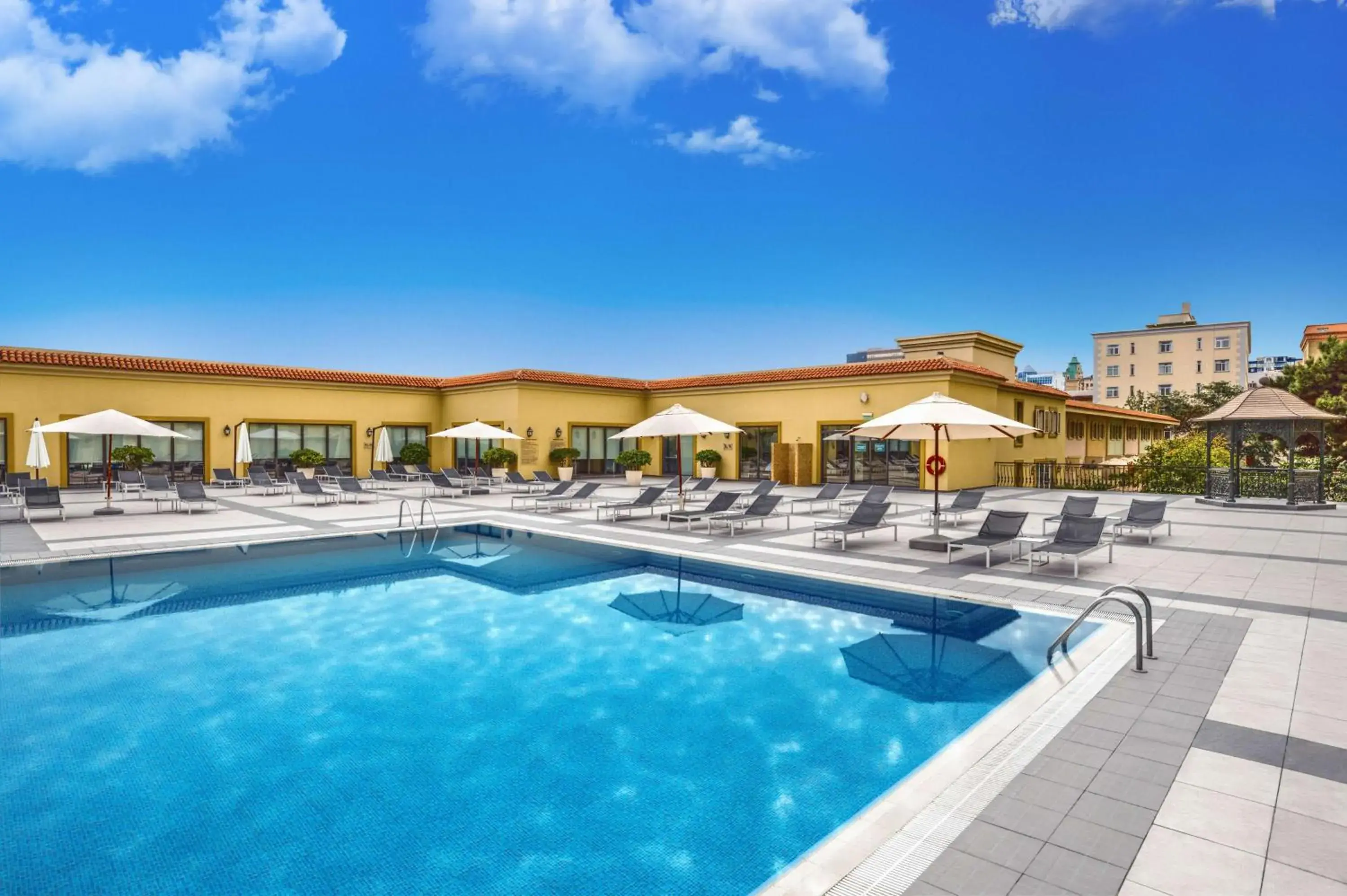 Swimming pool in Hyatt Regency Baku Swimming pool in Hyatt Regency Baku