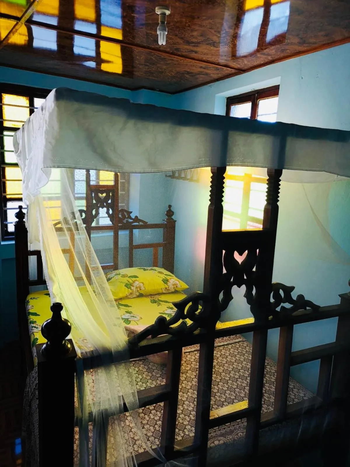 Bedroom, Bed in Bottoms Up