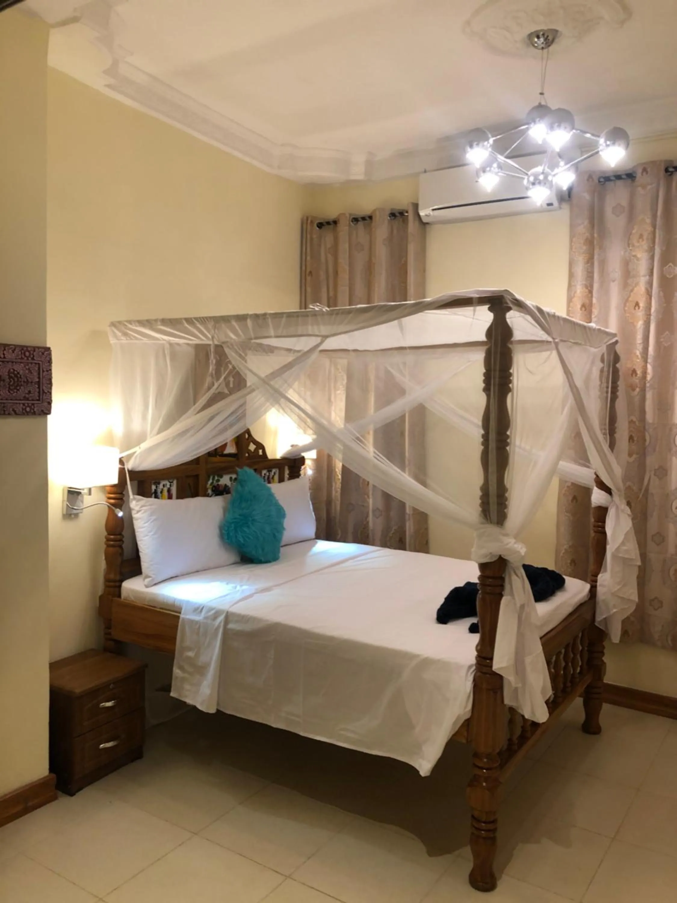 Photo of the whole room, Bed in Bottoms Up